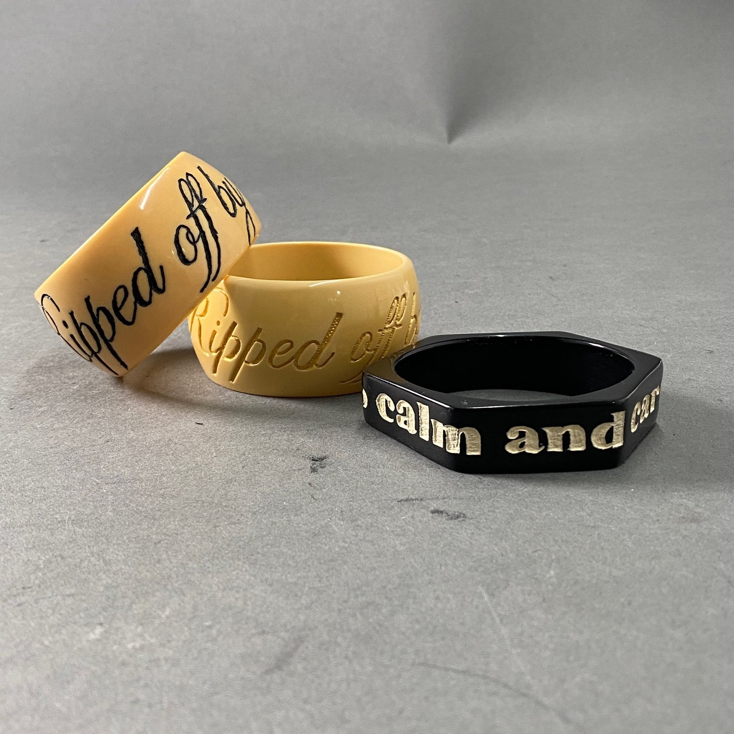 A25 《3点セット》 Jessica Kagan Cushman ジェシカ ケーガン クッシュマン JKC バングル ブレスレット アクセサリー ベージュ2点 ブラック1点 3点まとめ