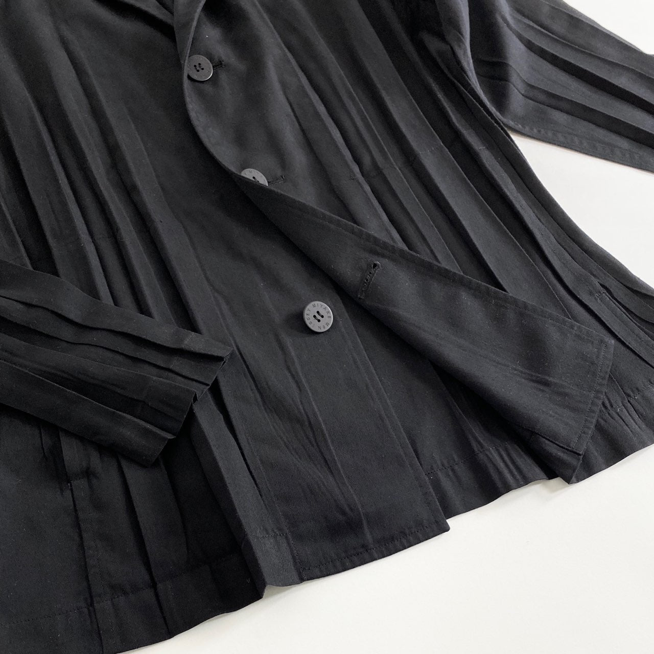 10a17 ISSEY MIYAKE MEN イッセイミヤケメン テーラードジャケット 2 ブラック メンズ ME81FU252 プリーツ 薄手 上着