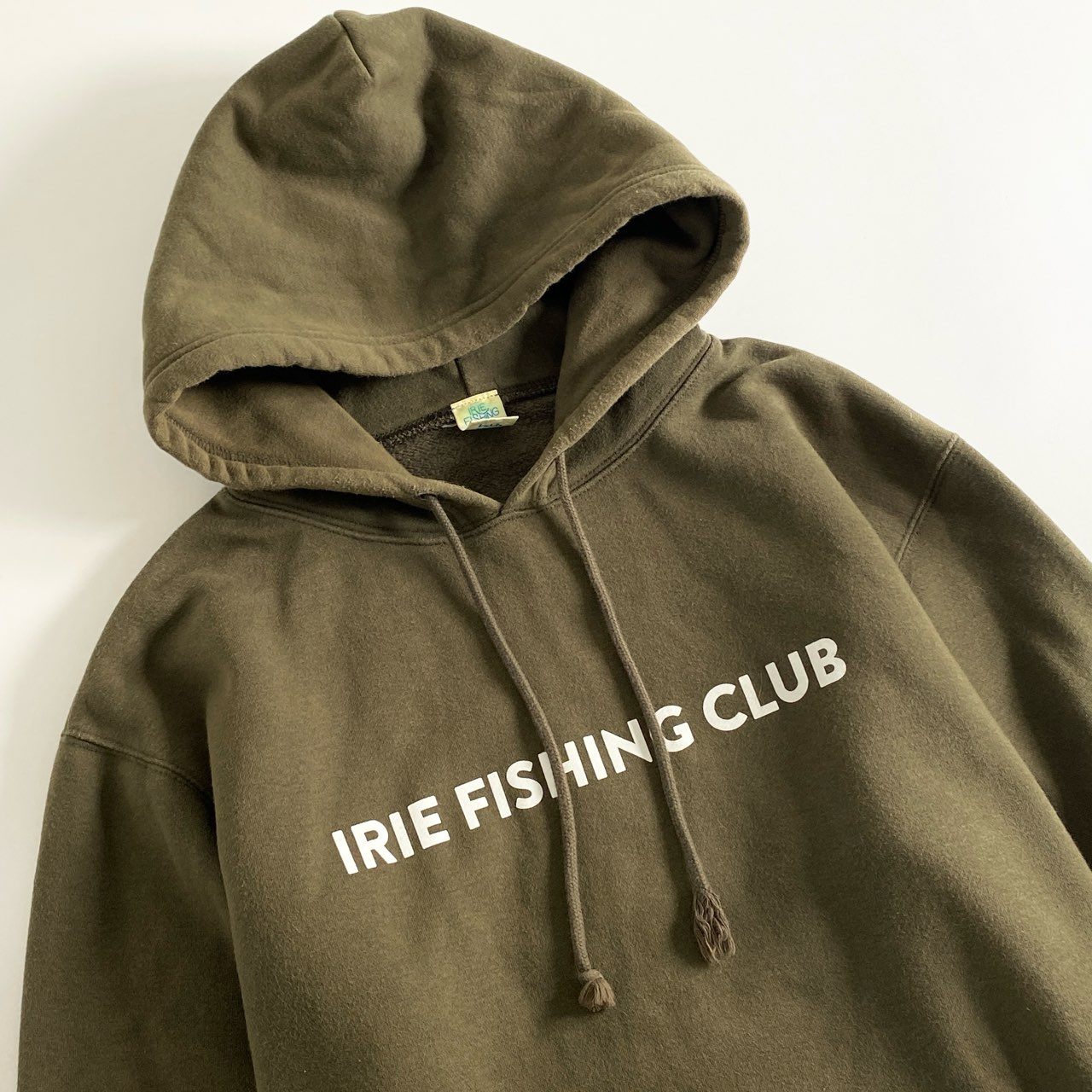 5b26 日本製 IRIE FISHING CLUB アイリーフィッシングクラブ プルオーバーパーカー フィッシングモチーフ イカ L カーキ 裏起毛 ロゴ プリント トップス