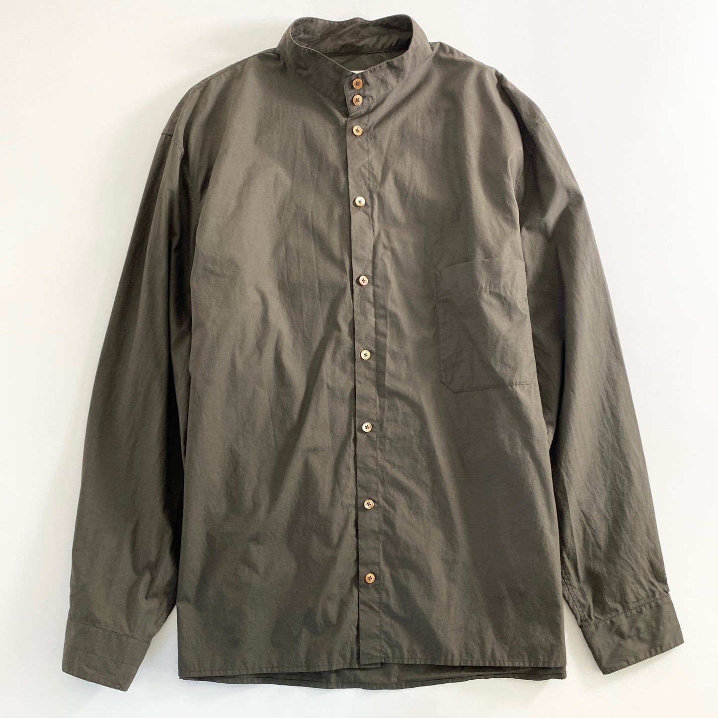 45a31 《美品》 ハンガリー製 LEMAIRE ルメール JINGHI SAS バンドカラーシャツ 長袖シャツ サイドスリットボタン 48 カーキ コットン100% メンズ
