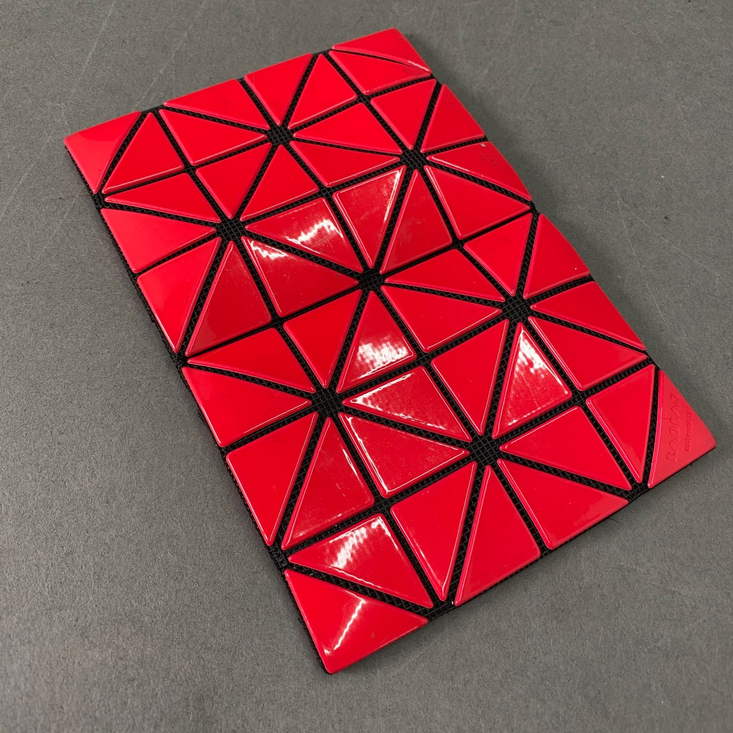 BAOBAO ISSEY MIYAKE バオバオ イッセイミヤケ 二つ折りカードケース レッド ピンク バイカラー レディース 三角形のピース 縦8㎝《16.3㎝》×横11㎝×奥行1㎝ 服飾雑貨 財布