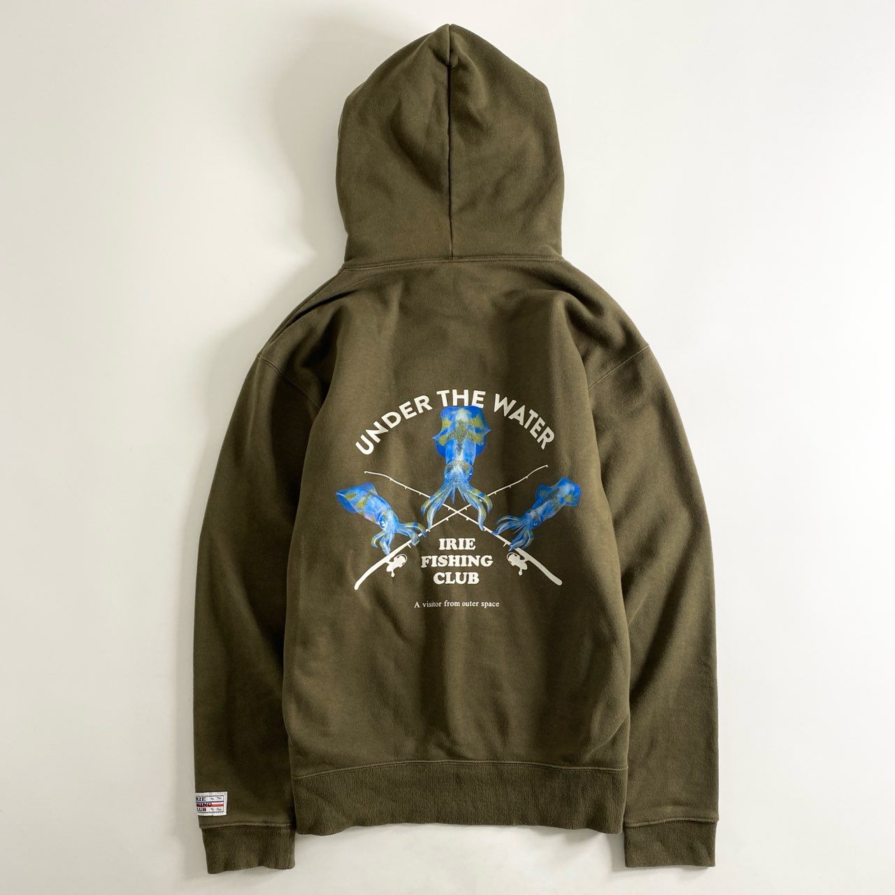 5b26 日本製 IRIE FISHING CLUB アイリーフィッシングクラブ プルオーバーパーカー フィッシングモチーフ イカ L カーキ 裏起毛 ロゴ プリント トップス