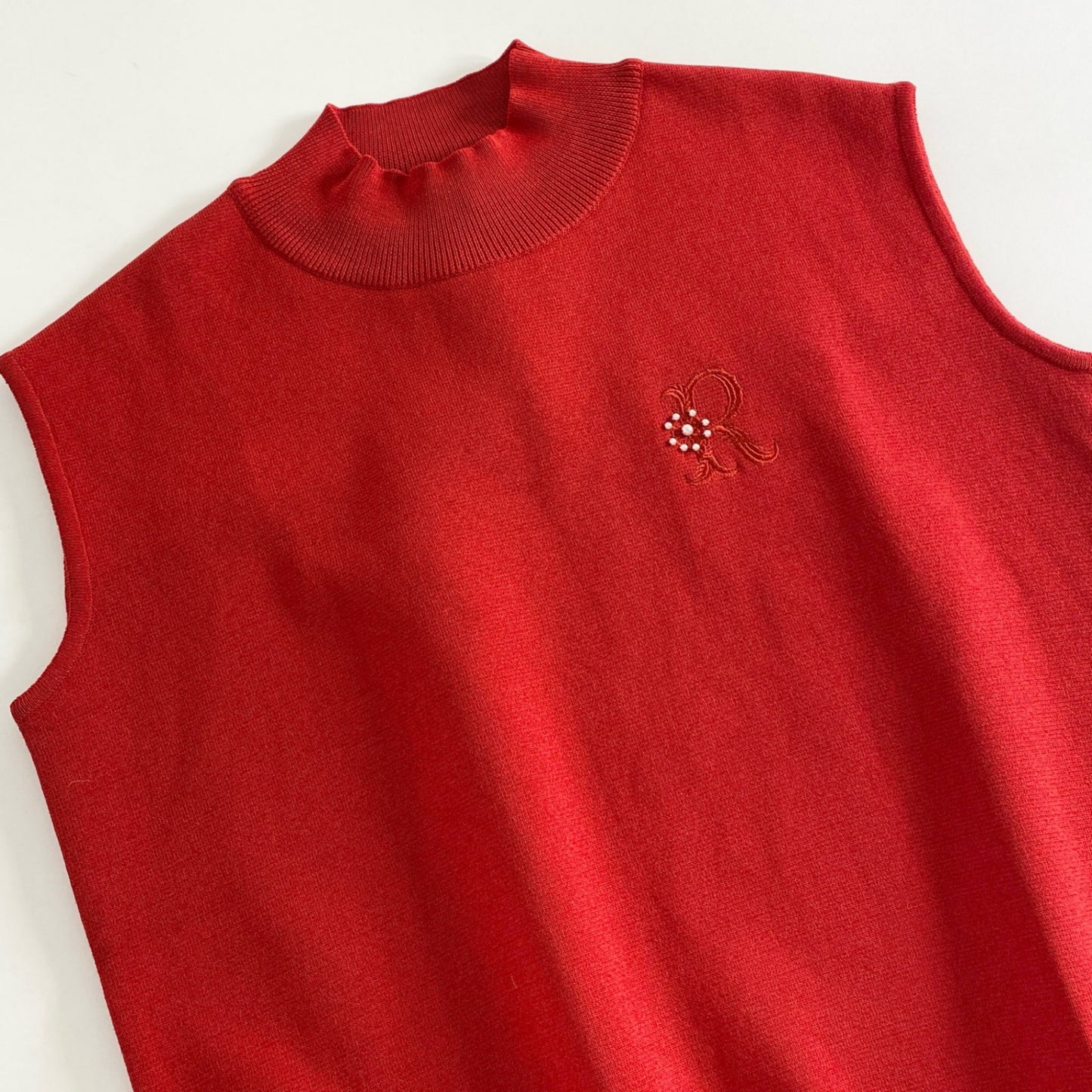 35c14 Rene ルネ 6122040 日本製 ハイネック ノースリーブ ニット セーター 刺繍 パール ベスト 34 レッド MADE IN JAPAN 秋