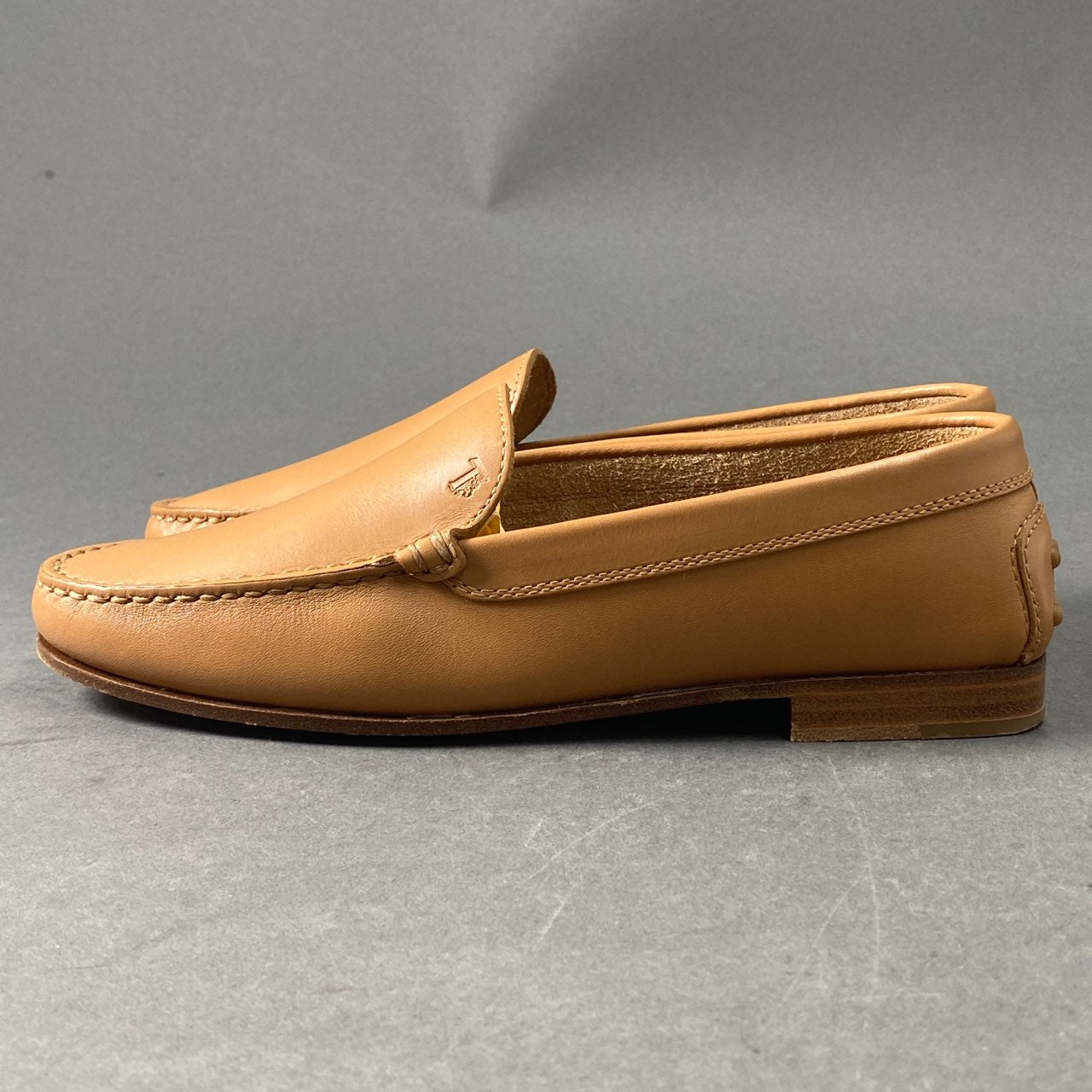 6a24 《美品》 TOD'S トッズ イタリア製 ドライビングシューズ スリッポン シューズ ローファー 5 1/2 ベージュ レザー MADE IN ITALY ロゴ刻印 靴