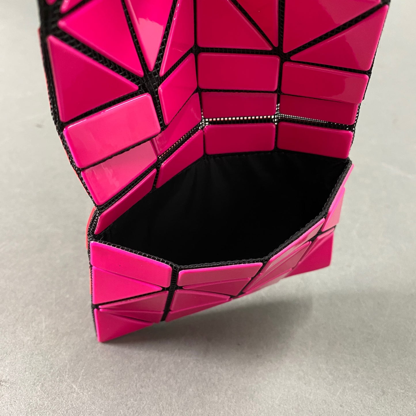 BAOBAO ISSEY MIYAKE バオバオ イッセイミヤケ 二つ折りカードケース レッド ピンク バイカラー レディース 三角形のピース 縦8㎝《16.3㎝》×横11㎝×奥行1㎝ 服飾雑貨 財布