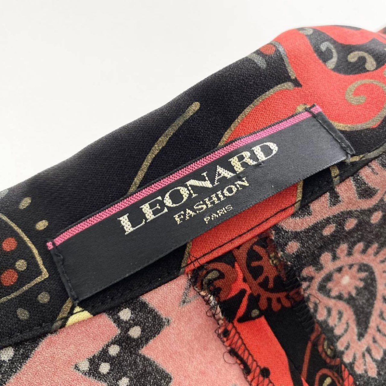 54j7 《美品》 LEONARD レオナール カンカン素材 総柄プリント テーラードジャケット Lサイズ ブラック レッド レディース ブレザー 羽織 上着