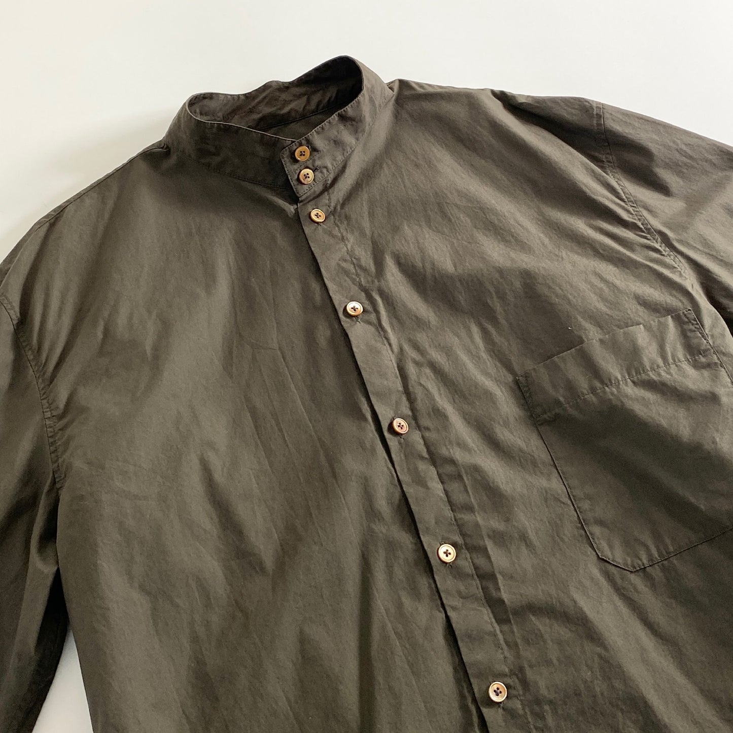 45a31 《美品》 ハンガリー製 LEMAIRE ルメール JINGHI SAS バンドカラーシャツ 長袖シャツ サイドスリットボタン 48 カーキ コットン100% メンズ