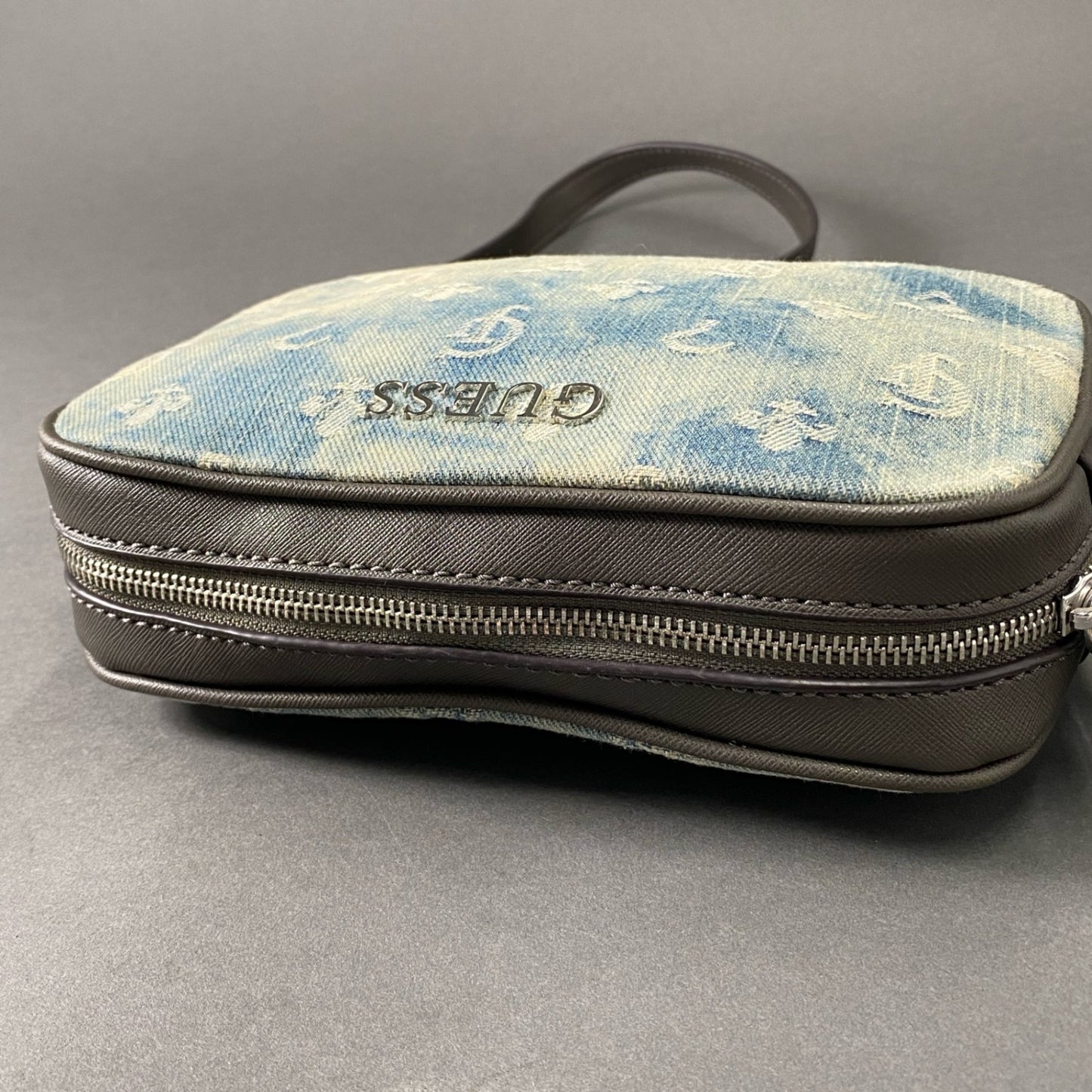 Hc1 《美品》 GUESS ゲス ショルダーバッグ ミニバッグ ポーチ デニム ブランドロゴ ブルー グレー レディース