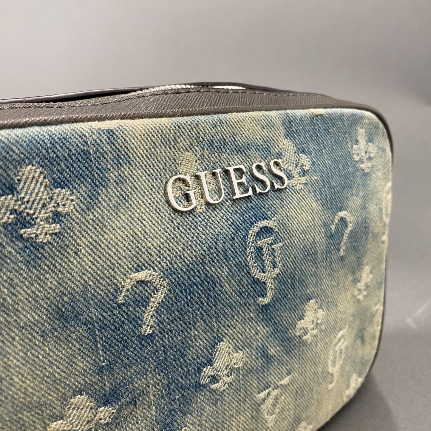 Hc1 《美品》 GUESS ゲス ショルダーバッグ ミニバッグ ポーチ デニム ブランドロゴ ブルー グレー レディース