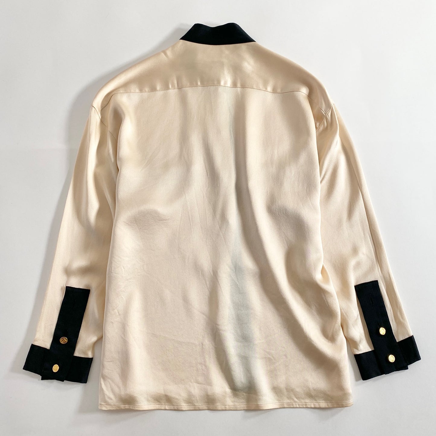 8k29 CHANEL シャネル ブラウスシャツ アイボリー 金ボタン バンドカラー ヴィンテージ Vintage サテン ハイブランド