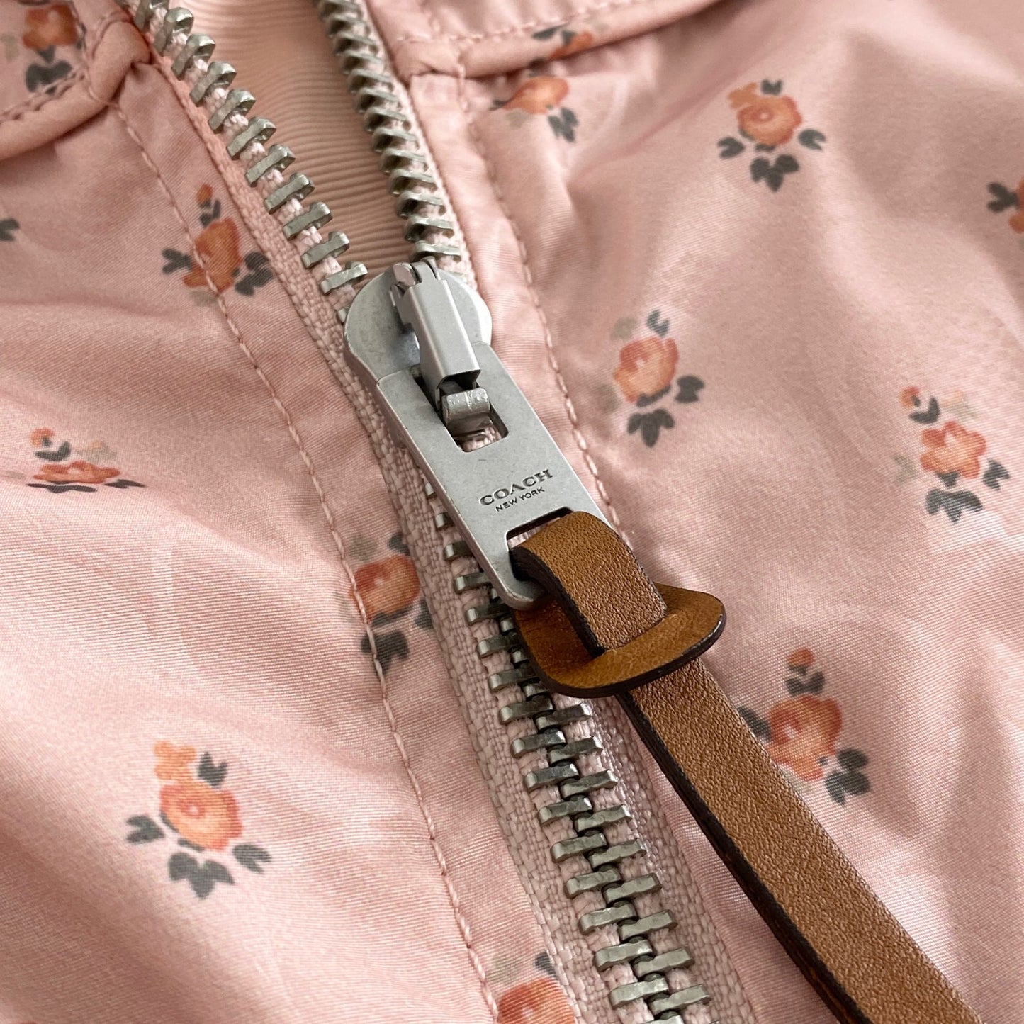 4L9《美品》COACH コーチ SIG FLORAL WNDBRKR ウィンドブレーカー XS ピンク F67477 花柄 フラワー ジャケット