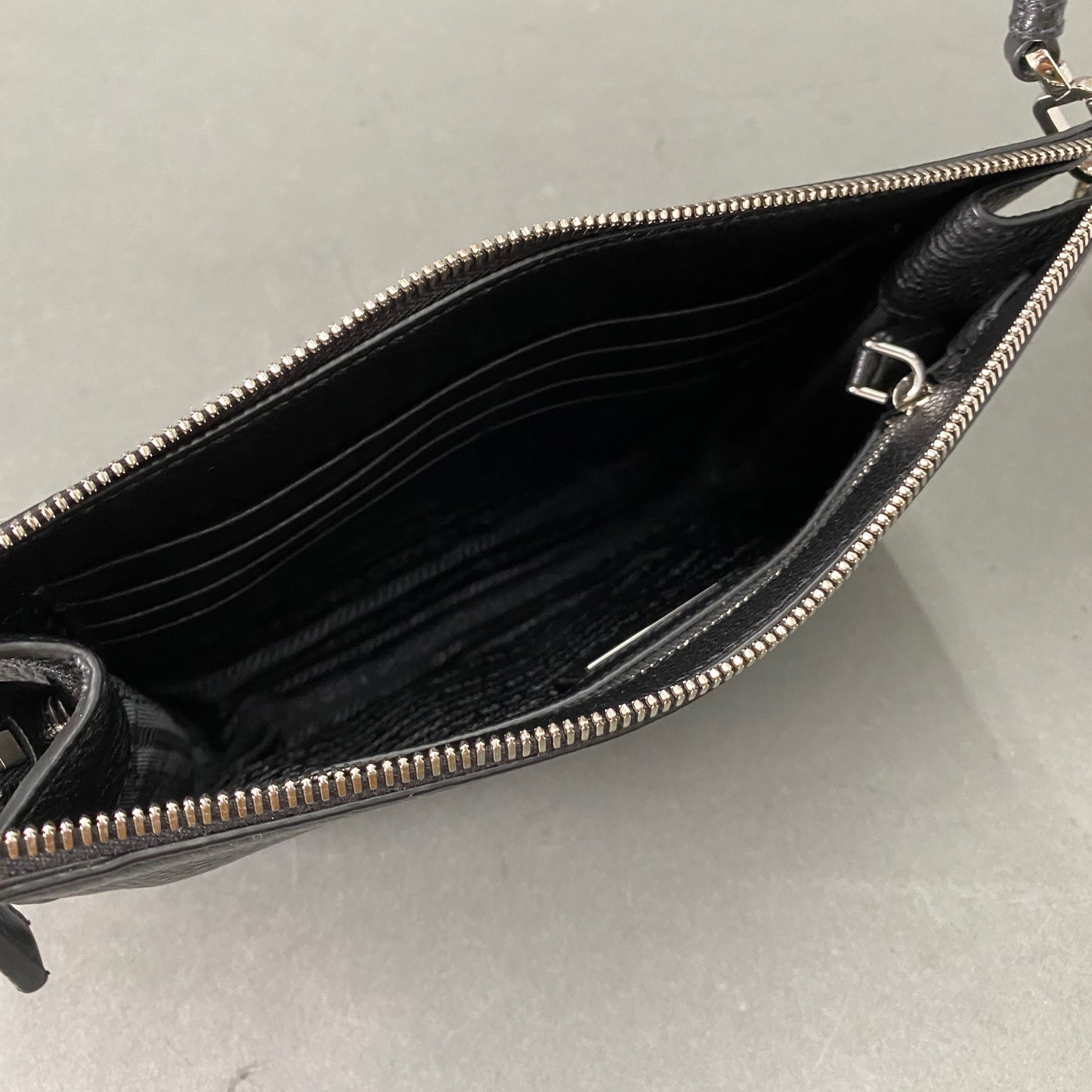 k4《 美品 》PRADA プラダ レザークラッチバッグ 三角プレート 本革 ブラック レザー セカンドバッグ ポーチ 中ポケット×2 カードポケット×6