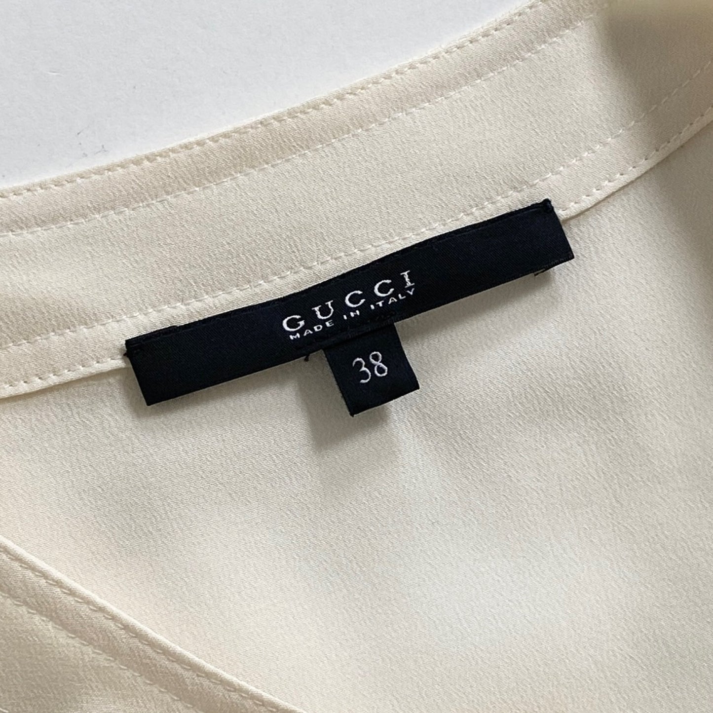 5k29《美品》イタリア製 GUCCI グッチ ボウタイシルクブラウス 38 アイボリー Silk100% ノースリーブ 春夏 ハイブランド