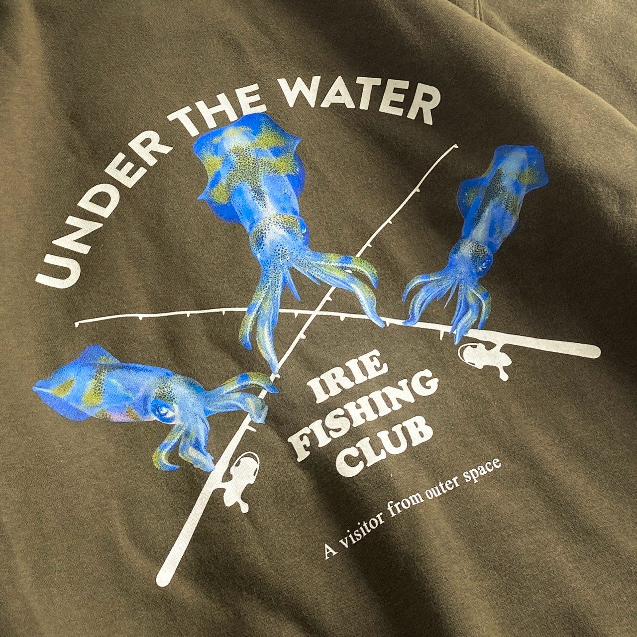 5b26 日本製 IRIE FISHING CLUB アイリーフィッシングクラブ プルオーバーパーカー フィッシングモチーフ イカ L カーキ 裏起毛 ロゴ プリント トップス