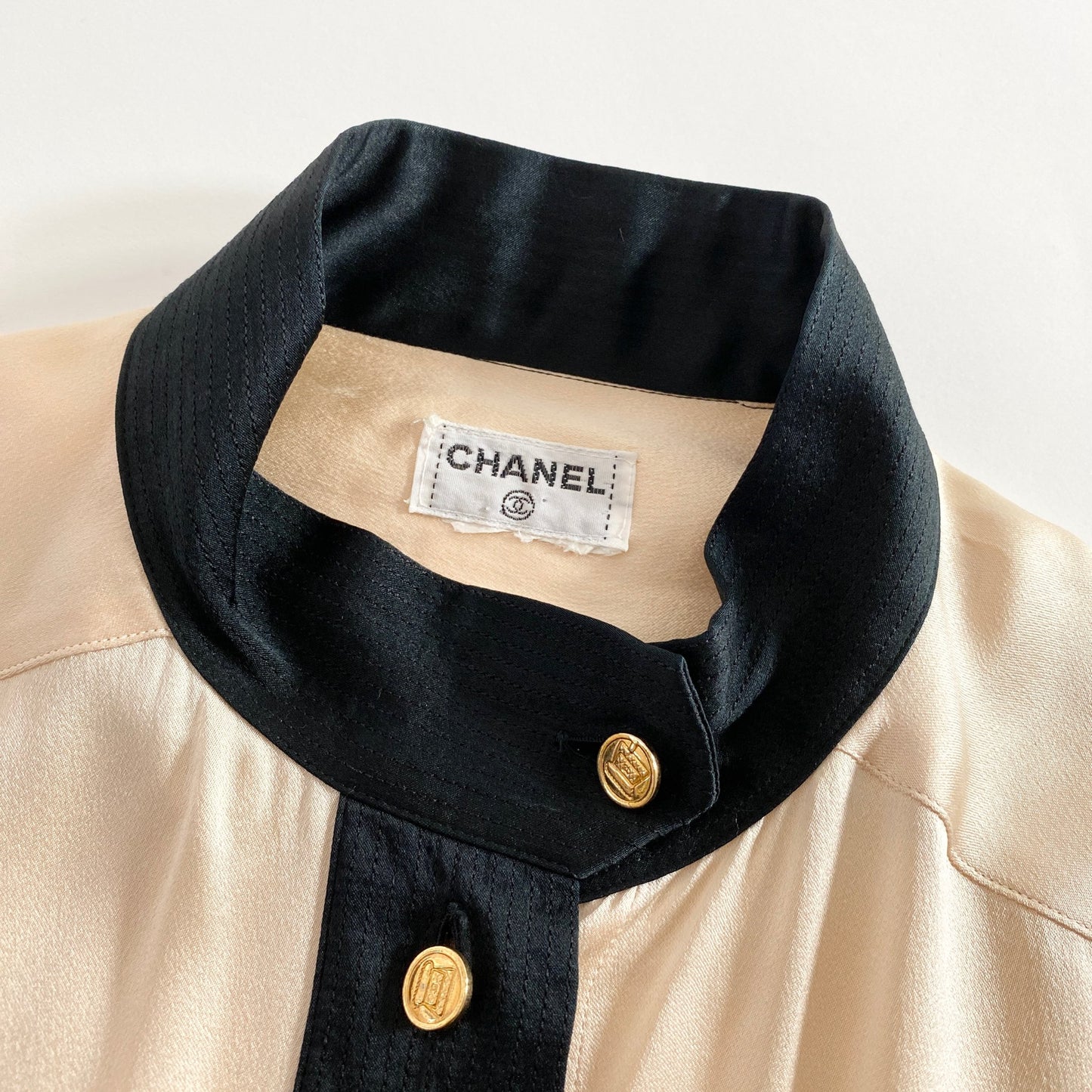8k29 CHANEL シャネル ブラウスシャツ アイボリー 金ボタン バンドカラー ヴィンテージ Vintage サテン ハイブランド