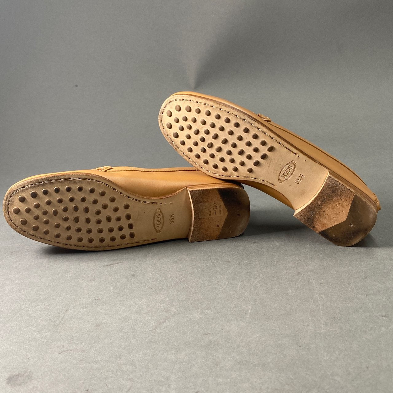 6a24 《美品》 TOD'S トッズ イタリア製 ドライビングシューズ スリッポン シューズ ローファー 5 1/2 ベージュ レザー MADE IN ITALY ロゴ刻印 靴