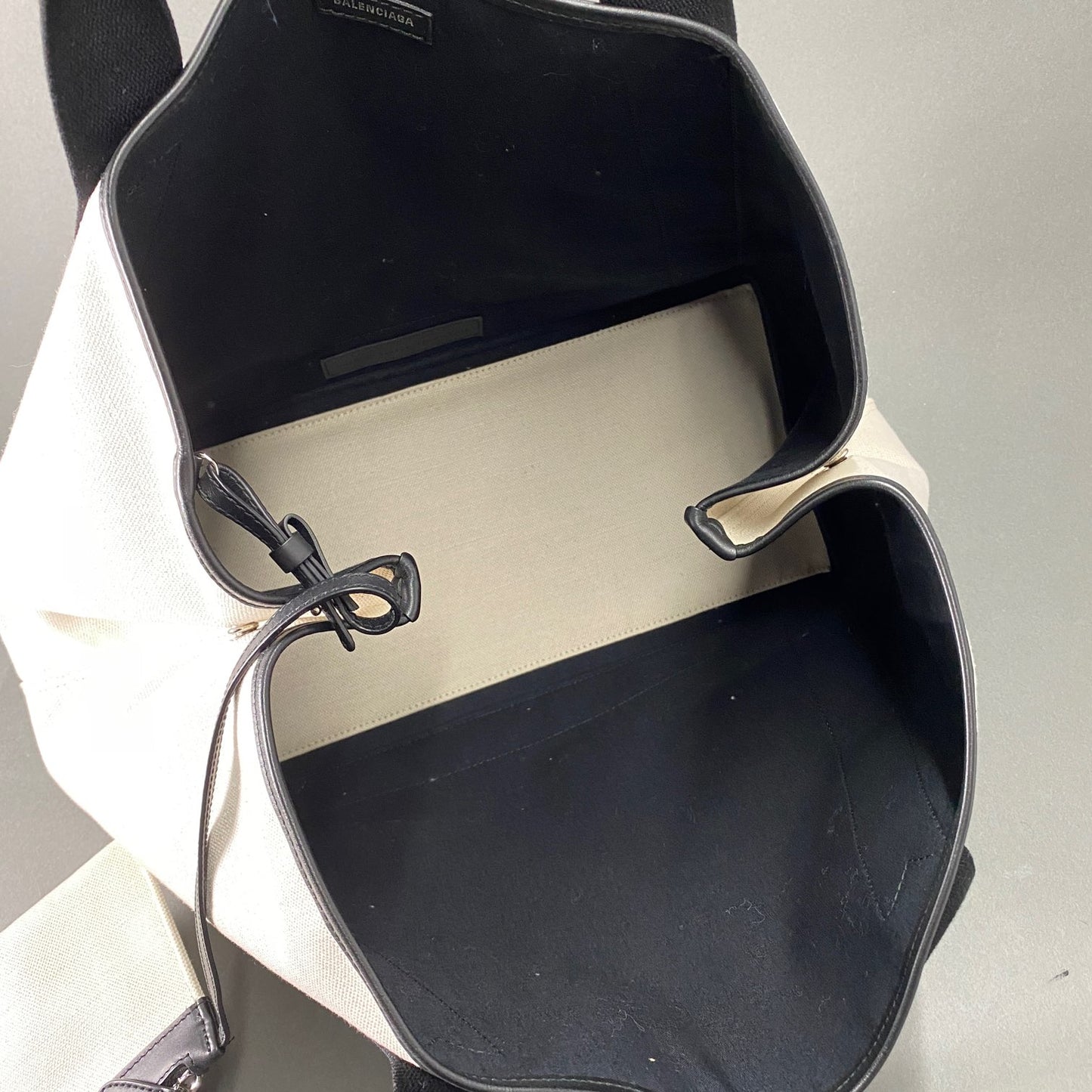2L16 《美品》 BALENCIAGA バレンシアガ 339936 ネイビーカバス トートバッグ ポーチ付 ナチュラル/ブラック クリーム キャンバス