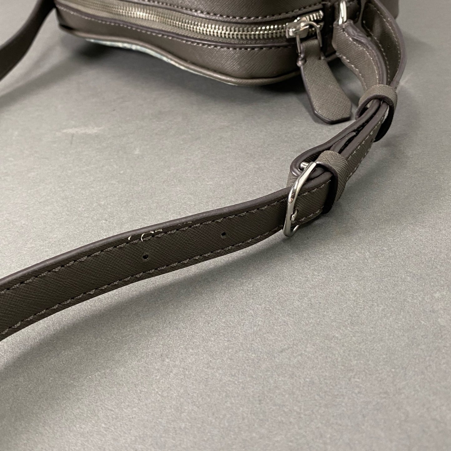 Hc1 《美品》 GUESS ゲス ショルダーバッグ ミニバッグ ポーチ デニム ブランドロゴ ブルー グレー レディース