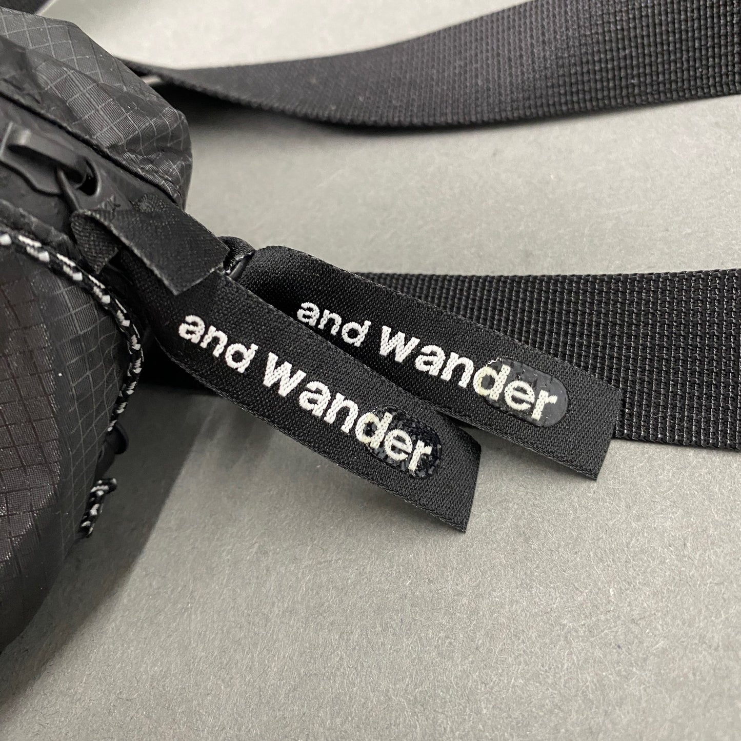 《未使用品》 and wander アンドワンダー タグ付き ウエストバッグ チャコール コーデュラナイロン シリコンコーティング