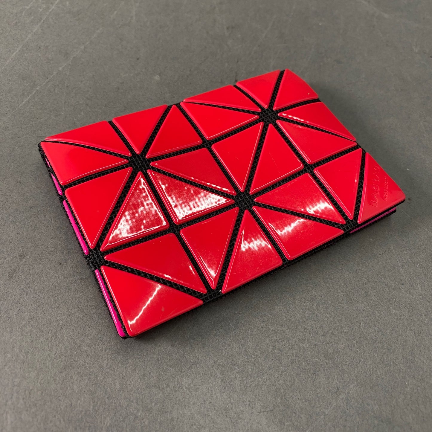 BAOBAO ISSEY MIYAKE バオバオ イッセイミヤケ 二つ折りカードケース レッド ピンク バイカラー レディース 三角形のピース 縦8㎝《16.3㎝》×横11㎝×奥行1㎝ 服飾雑貨 財布