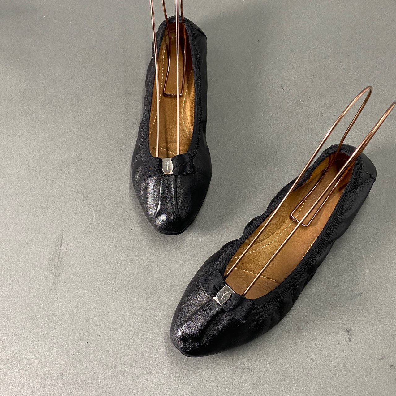 2L26 《美品》 Salvatore Ferragamo サルヴァトーレ フェラガモ MY JOY ヴァラリボン バレエシューズ 7 1/2 ブラック レザー フラットシューズ イタリア製