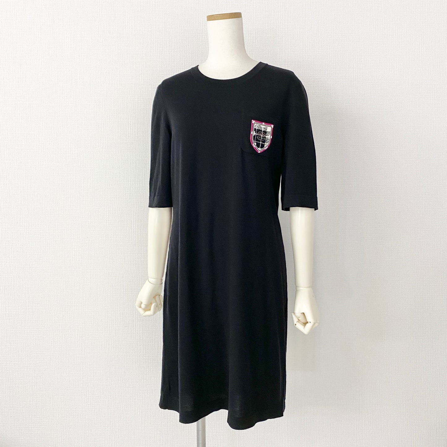 57k11《未使用》CHANEL シャネル フランス製 ラムウールニットワンピース P46568K05822 40 ブラック 羊毛100% 5分袖 半袖 ココマーク ワッペン タグ付き