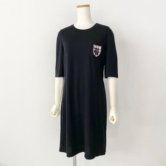 57k11《未使用》CHANEL シャネル フランス製 ラムウールニットワンピース P46568K05822 40 ブラック 羊毛100% 5分袖 半袖 ココマーク ワッペン タグ付き