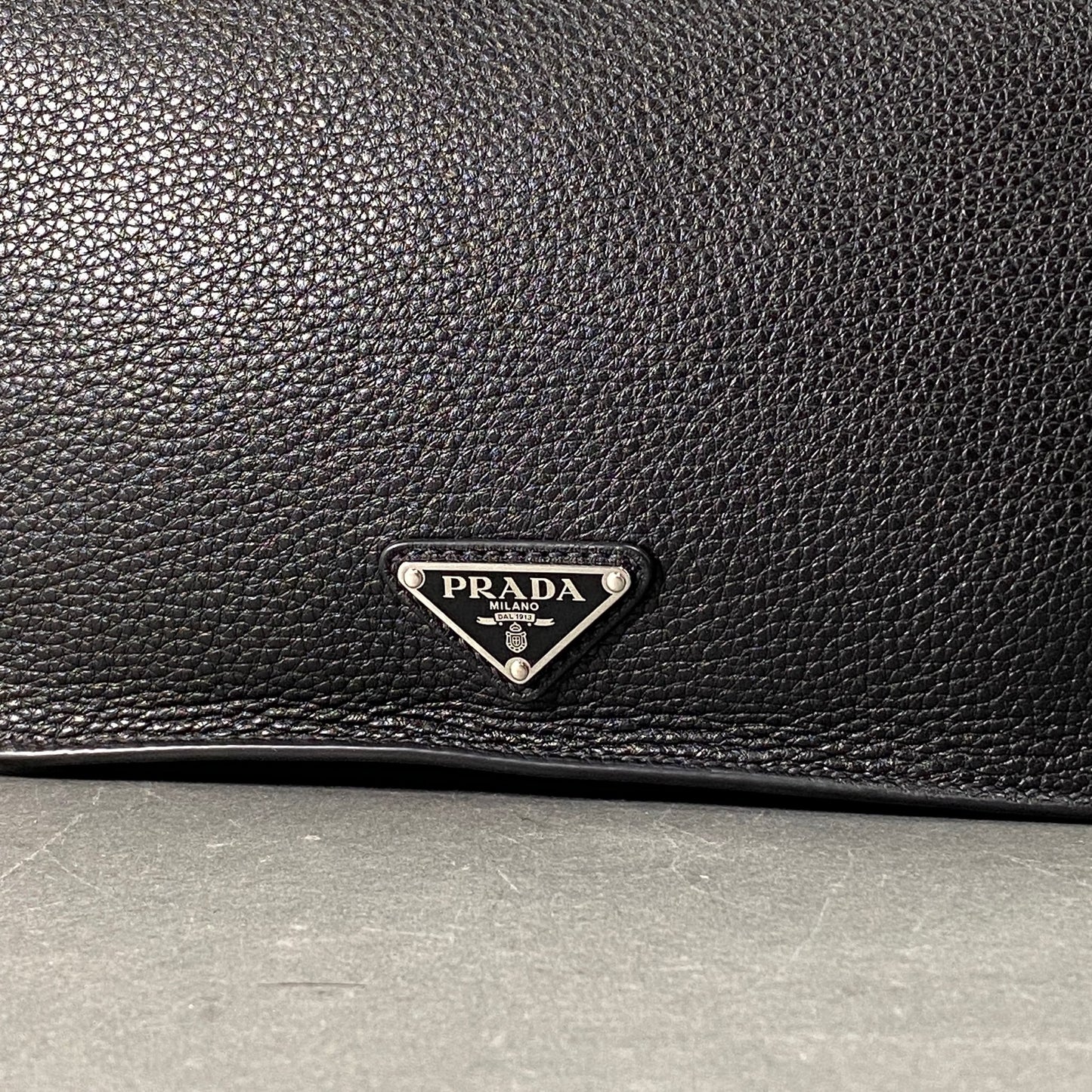 k4《 美品 》PRADA プラダ レザークラッチバッグ 三角プレート 本革 ブラック レザー セカンドバッグ ポーチ 中ポケット×2 カードポケット×6