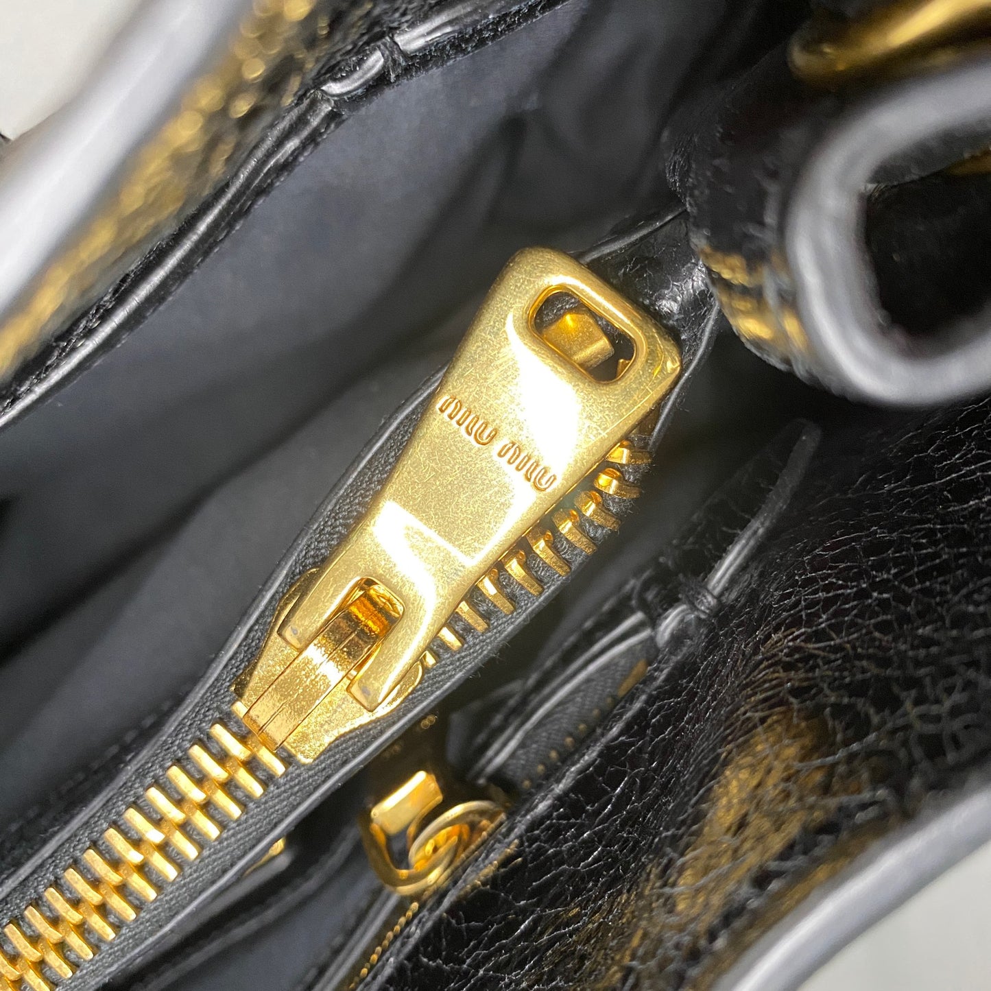 A1k14 miu miu ミュウミュウ 2WAY クラックレザー ショルダーバッグ ブラック ハンドバッグ ゴールドリング