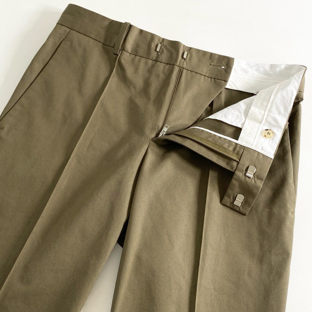 55c10 《美品》 BOTTEGA VENETA ボッテガヴェネタ センタープレス スラックス カジュアルパンツ 40 カーキ ボトムス イタリア製 春