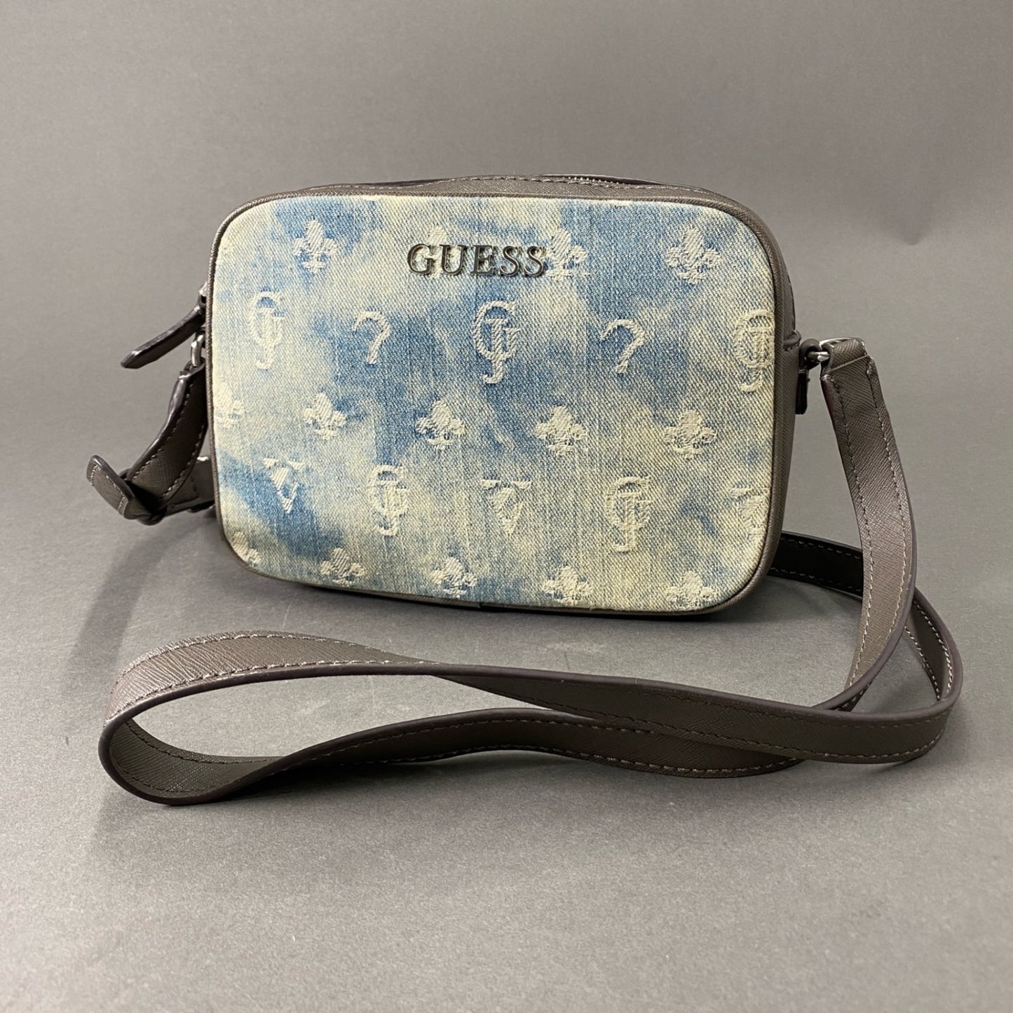 Hc1 《美品》 GUESS ゲス ショルダーバッグ ミニバッグ ポーチ デニム ブランドロゴ ブルー グレー レディース