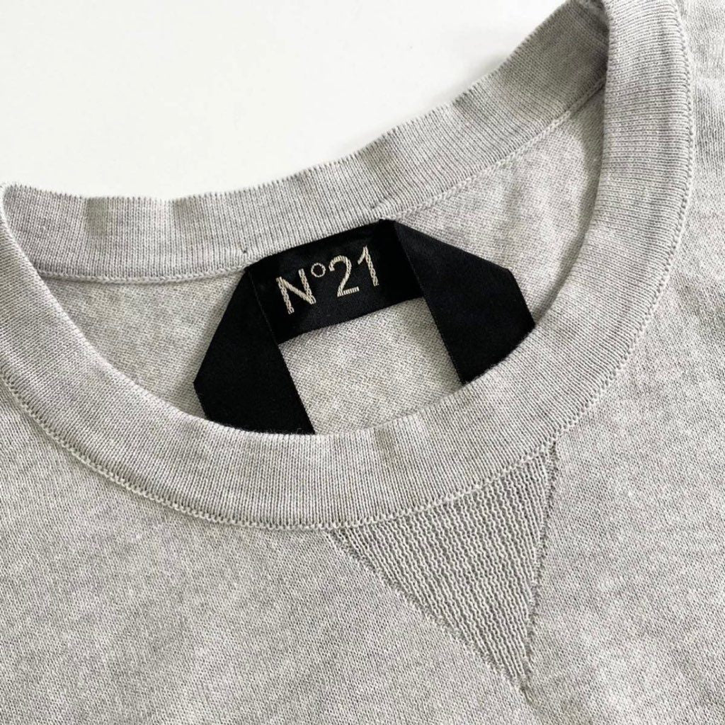 13f1 《未使用》 定価¥60,500 N°21 ヌメロ ヴェントゥーノ 23SS 立体ブランドロゴ 半袖カットソー コットンニット グレー 48 グレー