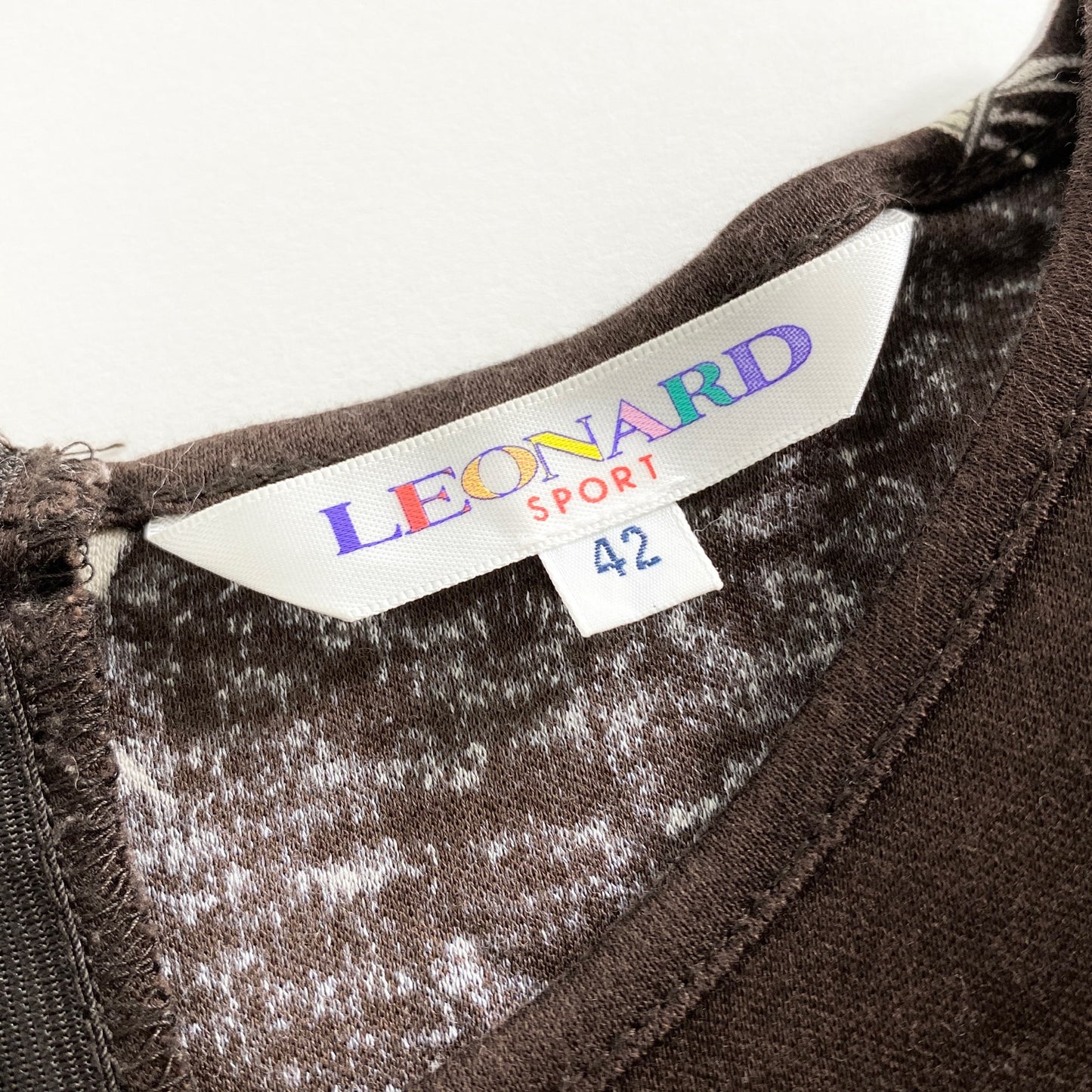 30a28 LEONARD SPORT レオナール スポーツ フェザープリント 7分袖カットソー 42 ブラウン Tシャツ 日本製 バックジップ