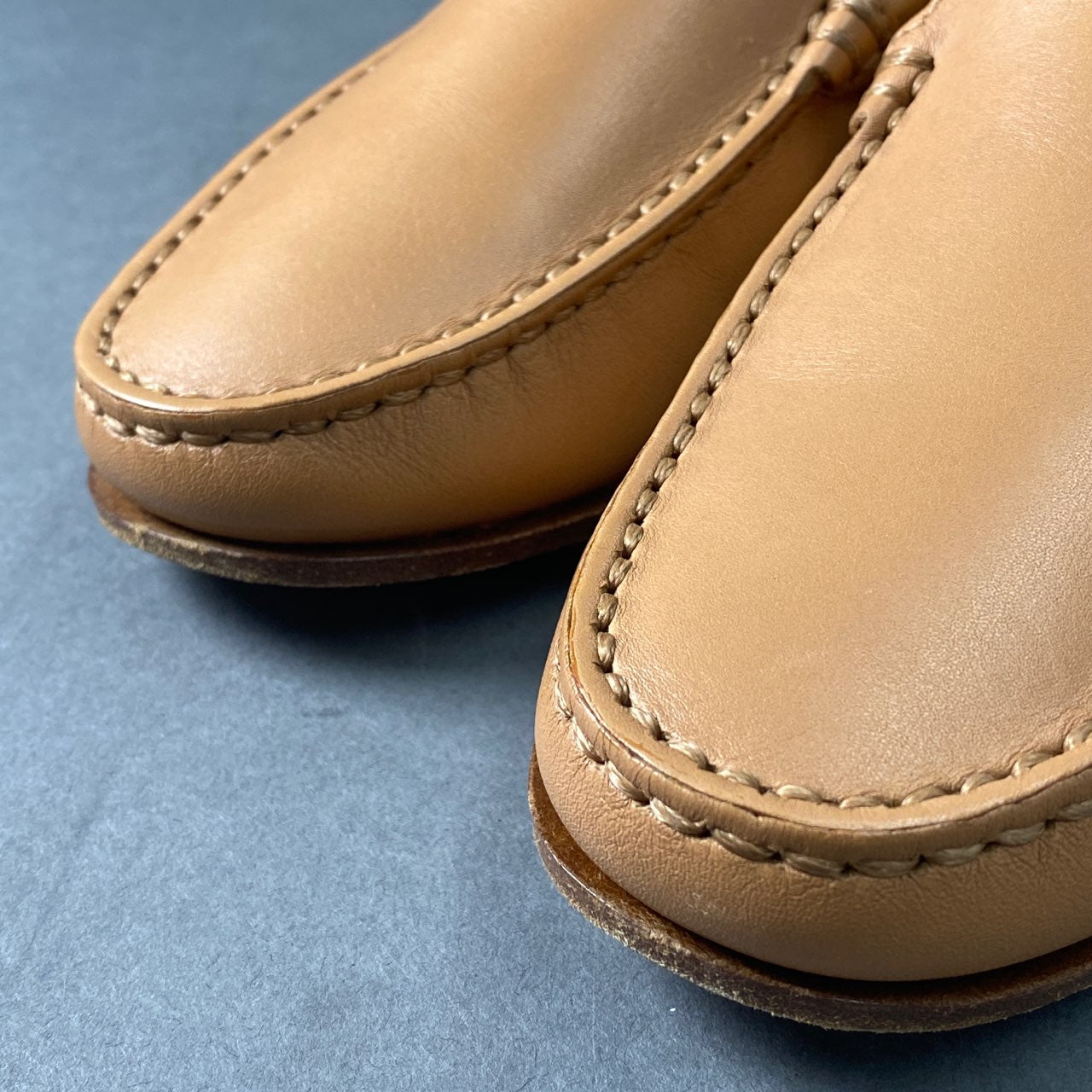 6a24 《美品》 TOD'S トッズ イタリア製 ドライビングシューズ スリッポン シューズ ローファー 5 1/2 ベージュ レザー MADE IN ITALY ロゴ刻印 靴