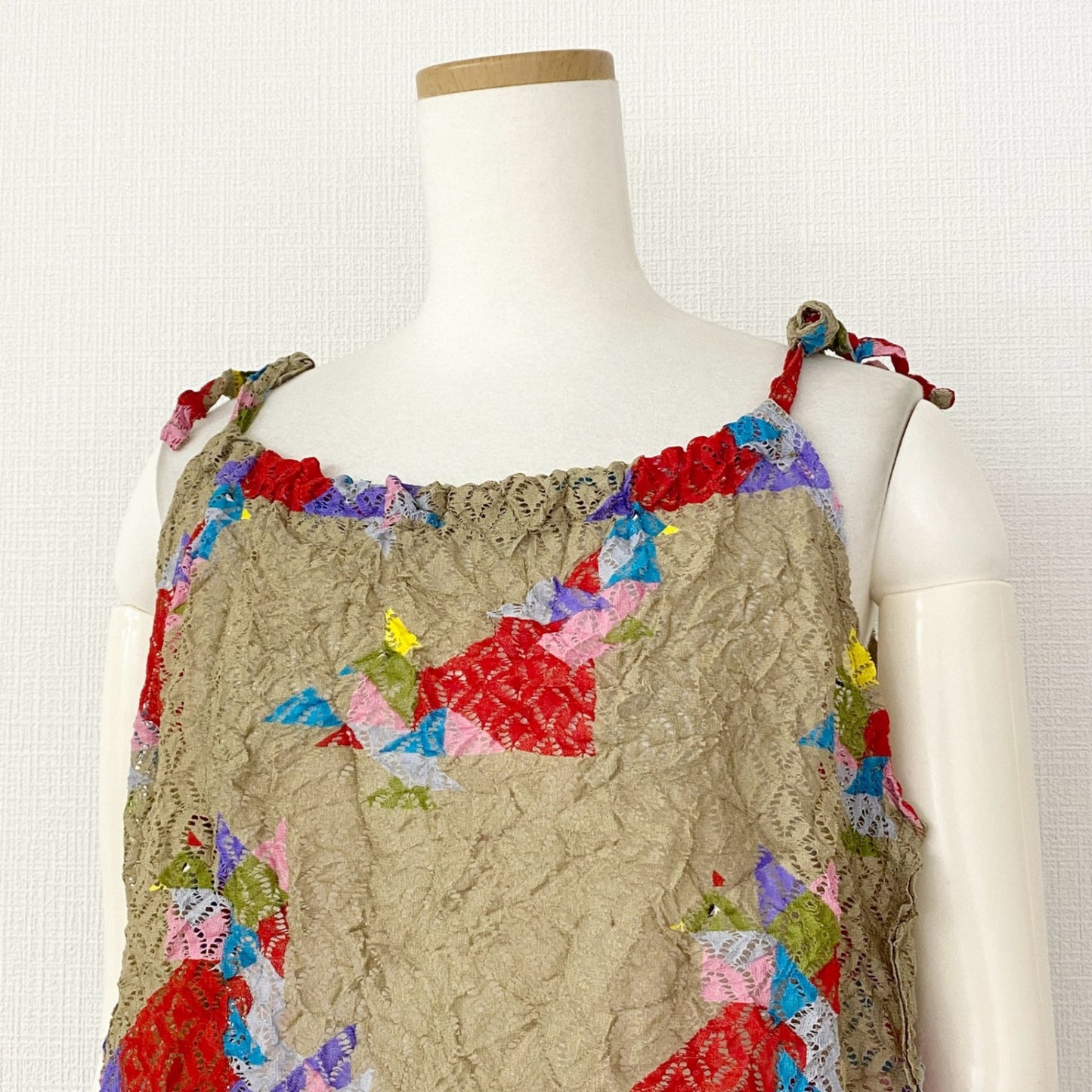 10c14 《美品》 me ISSEY MIYAKE ミーバイ イッセイミヤケ 折り紙鳥レース メレンゲトップ キャミソール チューブトップ ベージュ マルチカラー 日本製