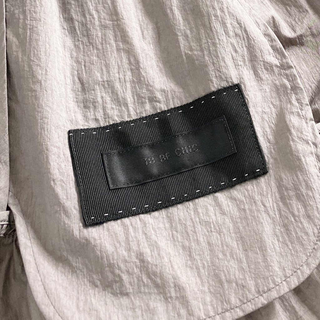 4b3 TO BE CHIC トゥービーシック ナイロンフリルギャザーコート 44 グレー スプリングコート 大きいサイズ ジップアップ