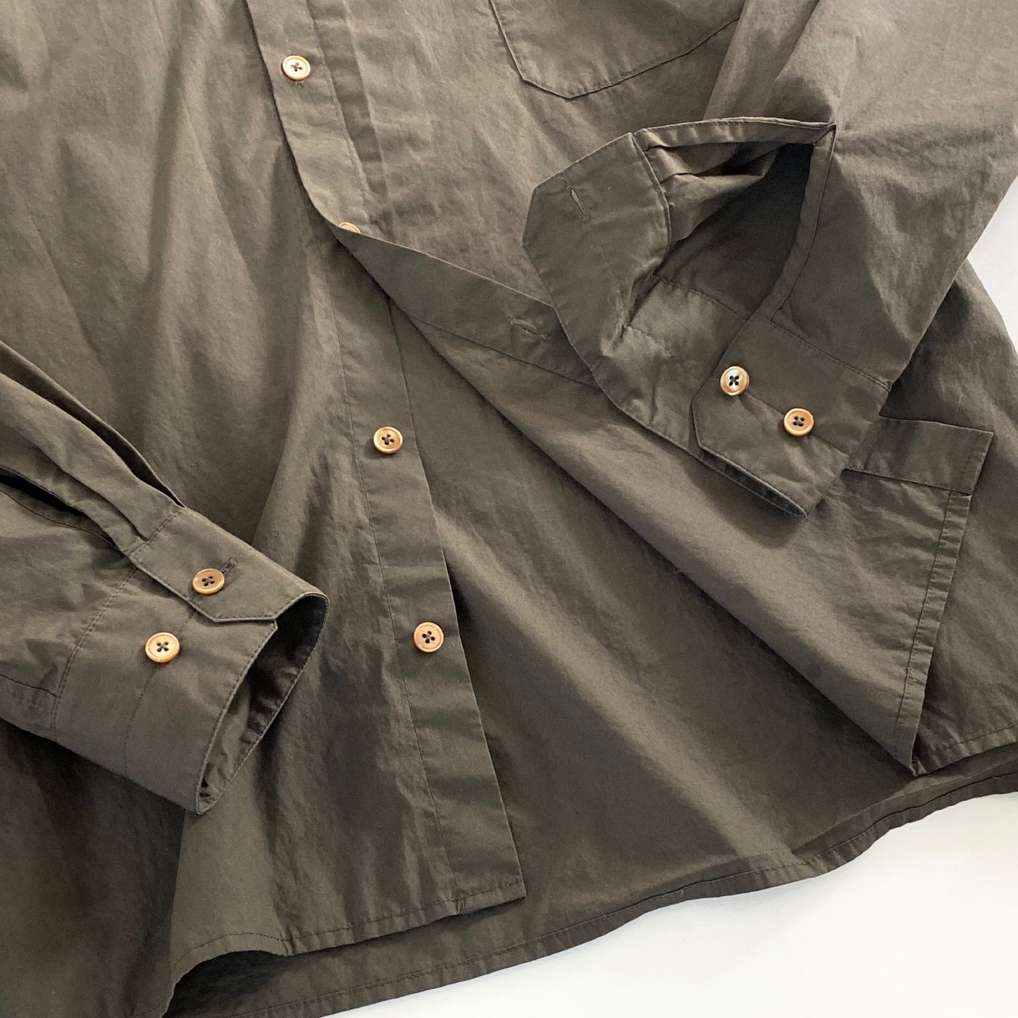 45a31 《美品》 ハンガリー製 LEMAIRE ルメール JINGHI SAS バンドカラーシャツ 長袖シャツ サイドスリットボタン 48 カーキ コットン100% メンズ