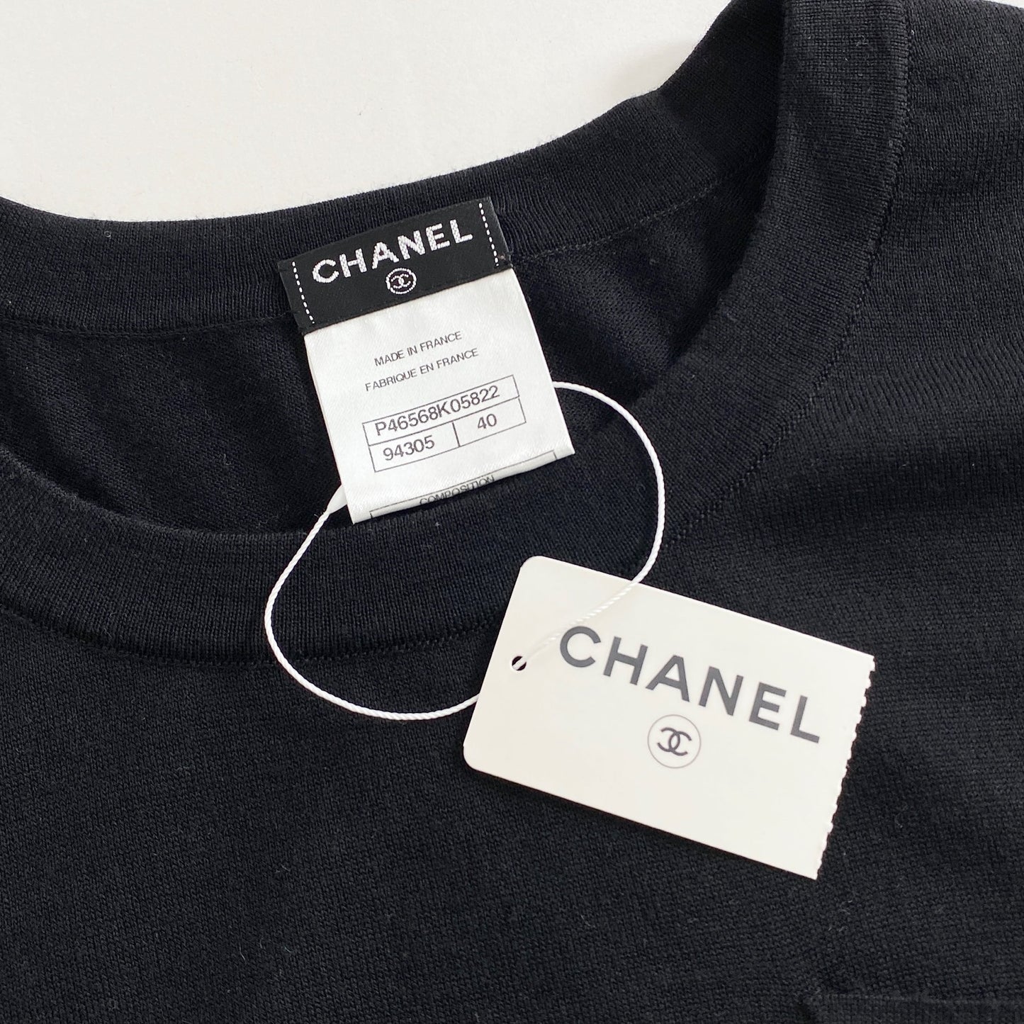 57k11《未使用》CHANEL シャネル フランス製 ラムウールニットワンピース P46568K05822 40 ブラック 羊毛100% 5分袖 半袖 ココマーク ワッペン タグ付き
