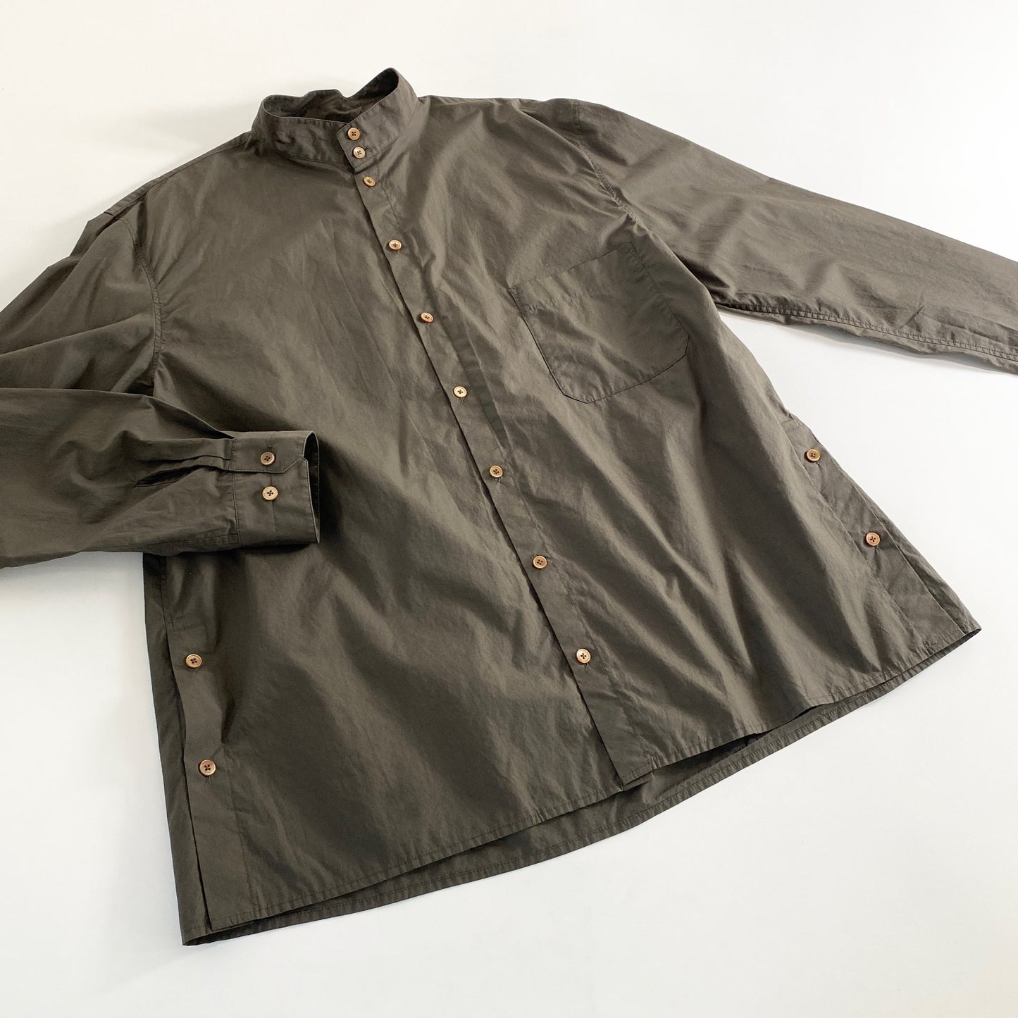 45a31 《美品》 ハンガリー製 LEMAIRE ルメール JINGHI SAS バンドカラーシャツ 長袖シャツ サイドスリットボタン 48 カーキ コットン100% メンズ