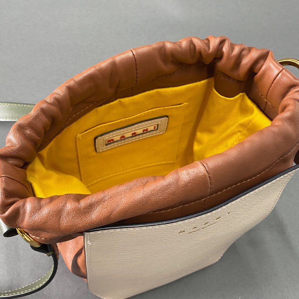 Cb9-2 MARNI マルニ GUSSET ガセット ショルダーバッグ 巾着バッグ ポシェット ブラウン ベージュ レザー