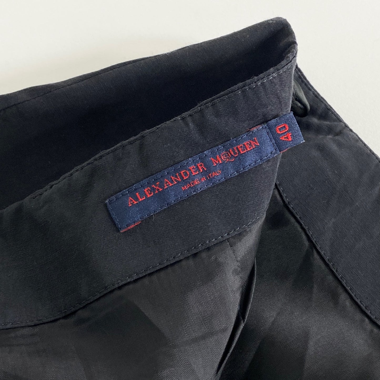 7a20 イタリア製 Alexander McQueen アレキサンダーマックイーン スカート 40 ブラック ひざ丈 バックスリット バックジップ 春