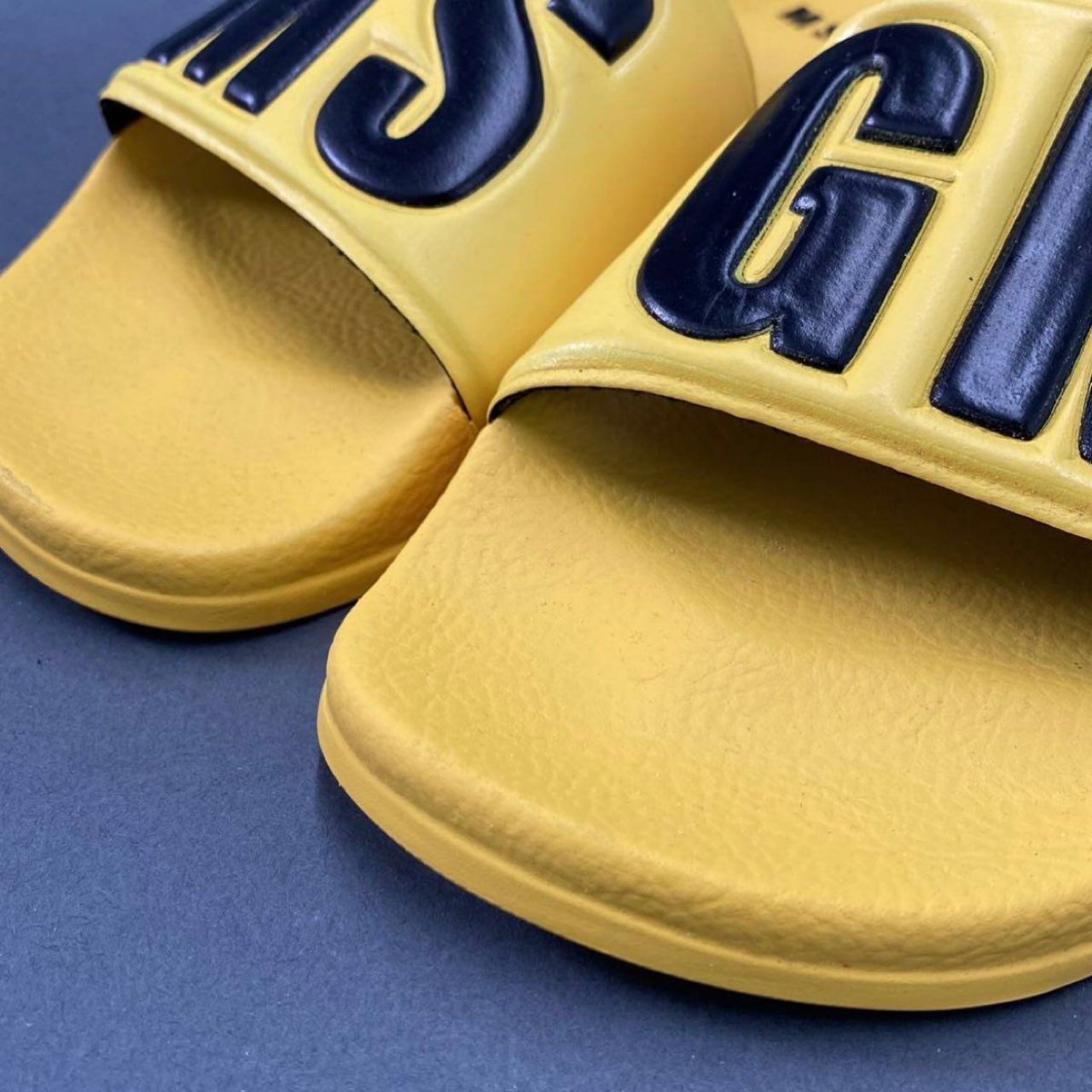 1j14-3 《未使用保管品》 MSGM エムエスジーエム プールサンダル ビーチサンダル シャワー 36 イエロー スリッパ シューズ イタリア製 箱等付属