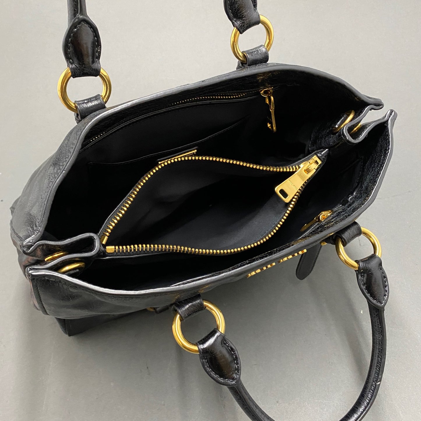 A1k14 miu miu ミュウミュウ 2WAY クラックレザー ショルダーバッグ ブラック ハンドバッグ ゴールドリング