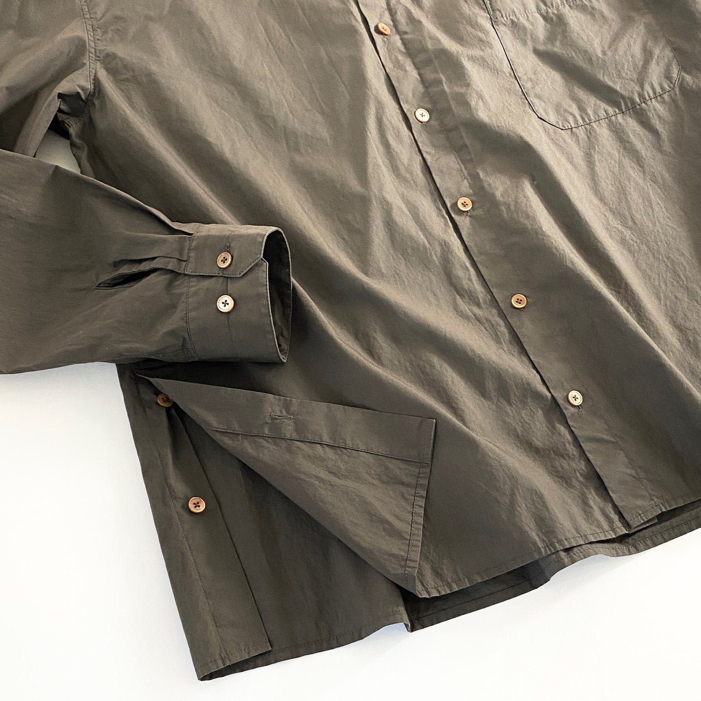 45a31 《美品》 ハンガリー製 LEMAIRE ルメール JINGHI SAS バンドカラーシャツ 長袖シャツ サイドスリットボタン 48 カーキ コットン100% メンズ