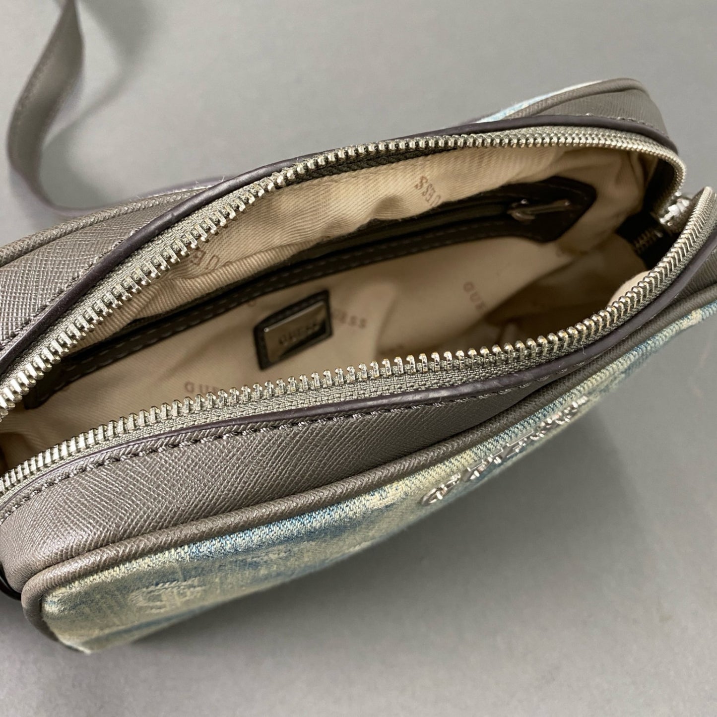 Hc1 《美品》 GUESS ゲス ショルダーバッグ ミニバッグ ポーチ デニム ブランドロゴ ブルー グレー レディース
