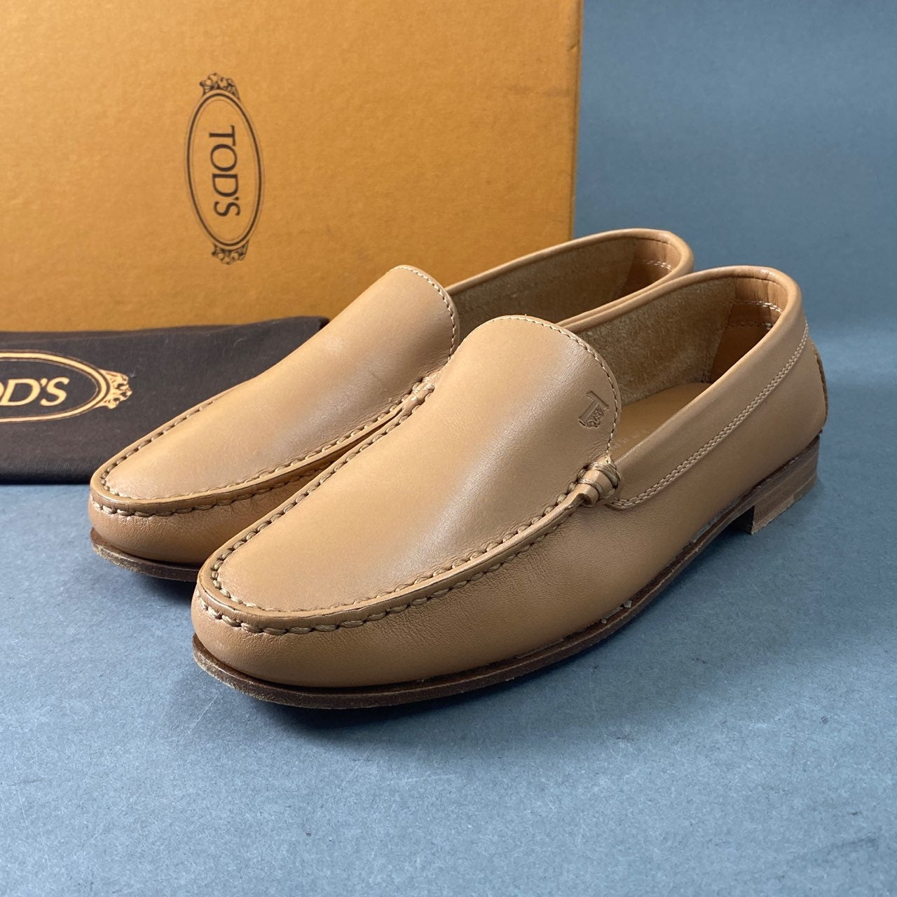 6a24 《美品》 TOD'S トッズ イタリア製 ドライビングシューズ スリッポン シューズ ローファー 5 1/2 ベージュ レザー MADE IN ITALY ロゴ刻印 靴
