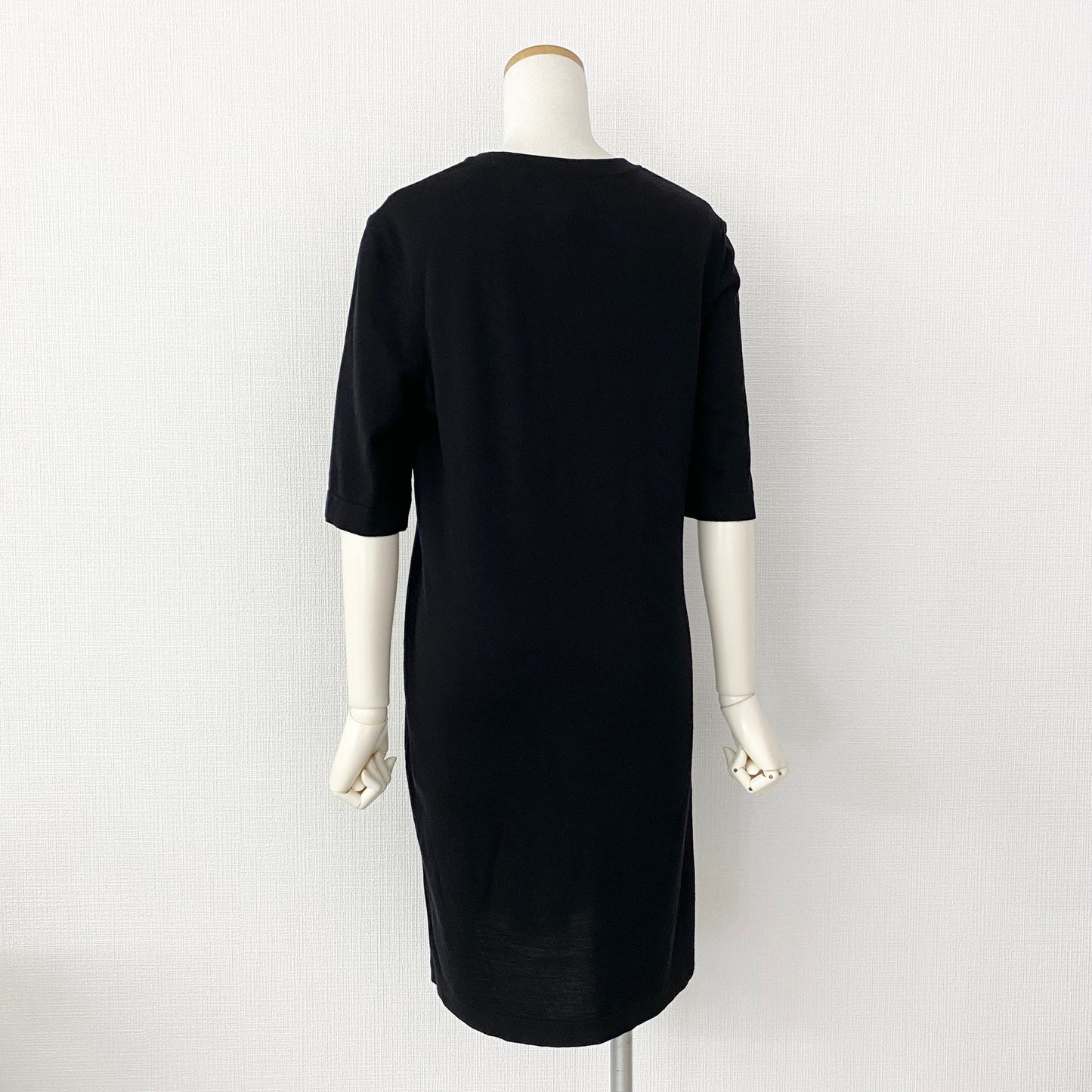 57k11《未使用》CHANEL シャネル フランス製 ラムウールニットワンピース P46568K05822 40 ブラック 羊毛100% 5分袖 半袖 ココマーク ワッペン タグ付き