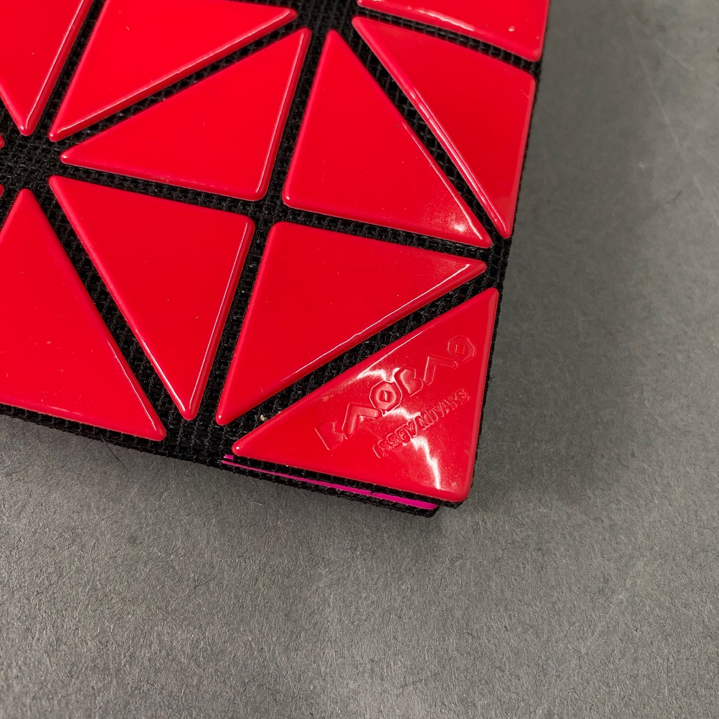 BAOBAO ISSEY MIYAKE バオバオ イッセイミヤケ 二つ折りカードケース レッド ピンク バイカラー レディース 三角形のピース 縦8㎝《16.3㎝》×横11㎝×奥行1㎝ 服飾雑貨 財布