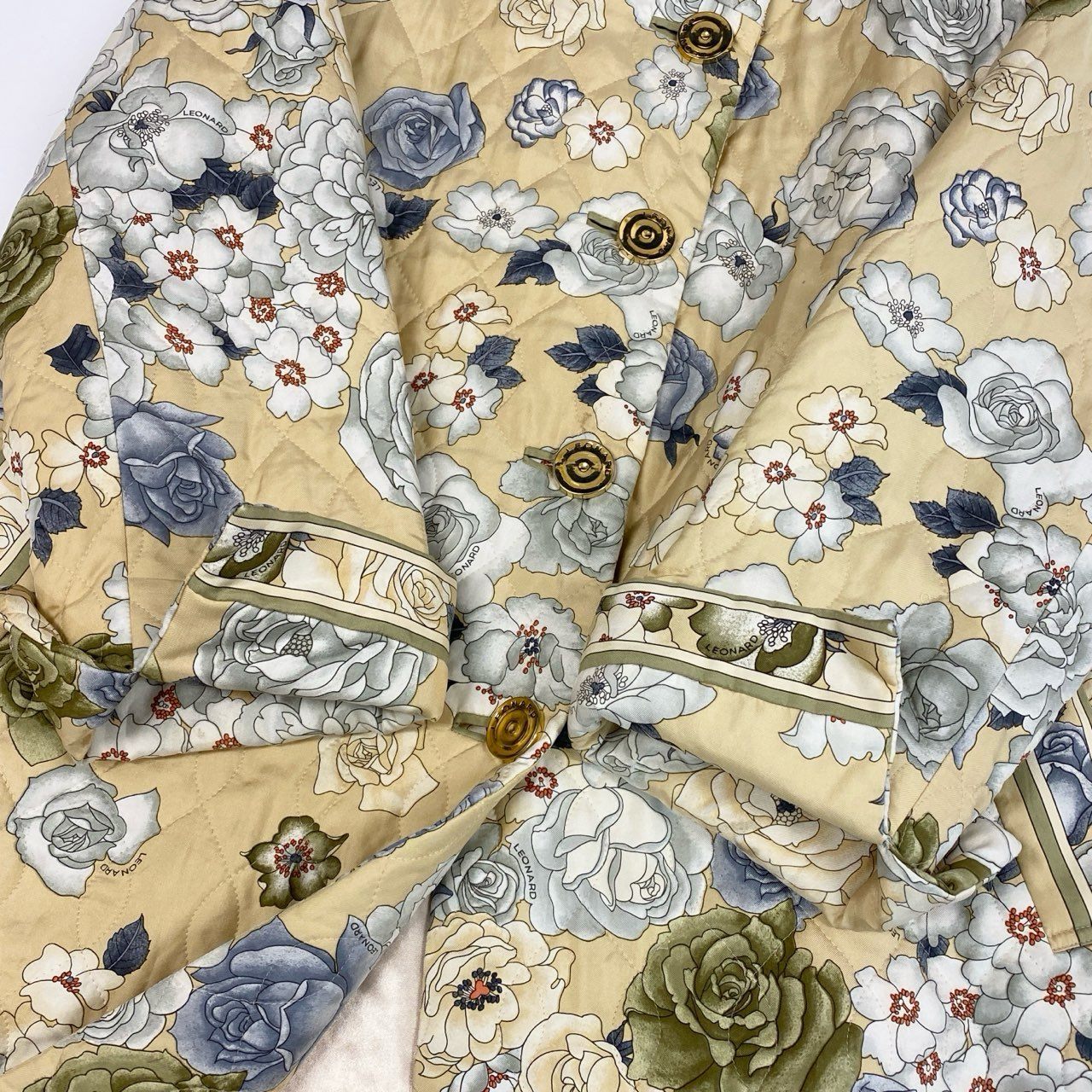 53a19 LEONARD FASHION レオナール キルティングコート ロングジャケットコート 中綿 美しい花柄プリント 金ボタン シルク100％ レディース 女性用 9AR ベージュ系u02t