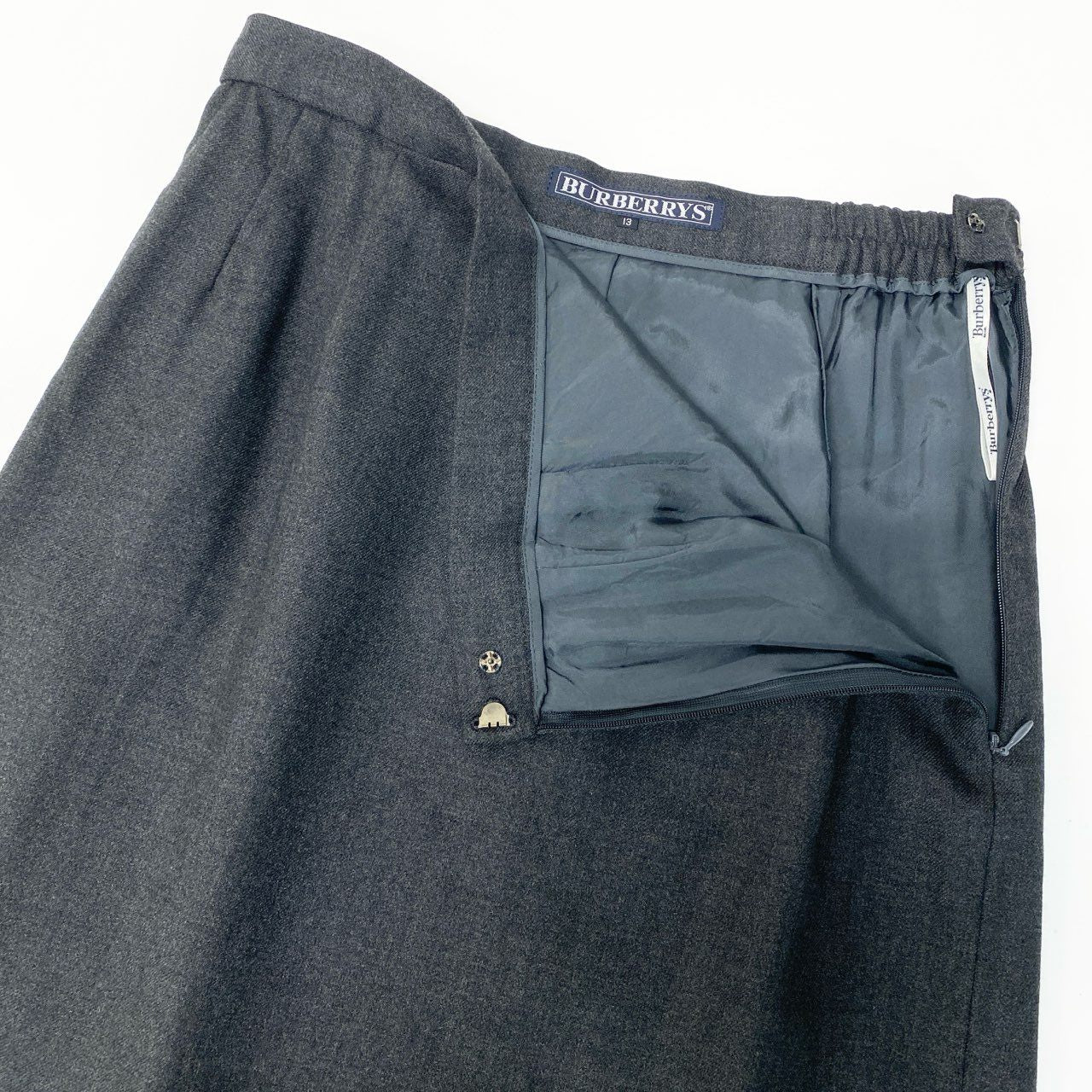 83b23【美品】Burberrys バーバリーズ スカートセットアップ テーラードジャケット タイトスカート 金ボタン 13サイズ グレー ウール100％ レディース 女性用u02t
